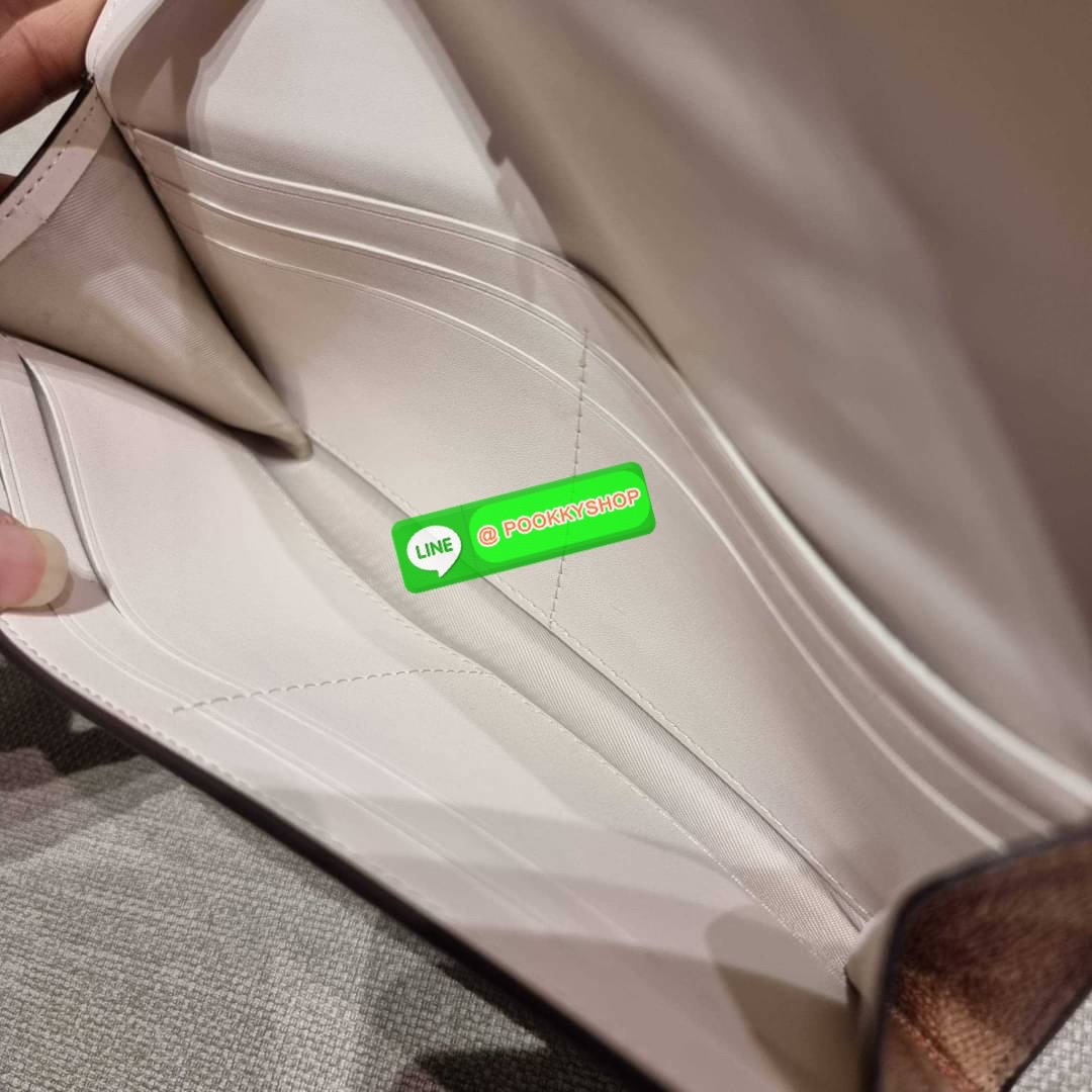 COACH 31547 SOFT WALLET IN COLORBLOCK SIGNATURE CANVAS คัมแบคแล้วน้า กับไอเท็มหายาก กระเป๋าสตางค์ใบยาวแบบพับ ขนาดกำลังสวย ดีไซน์คลาสสิคเอกลักษณ์ วัสดุหนังแคนวาสเคลือบลาย เปิด-ปิดด้วยกระดุม ภายในใส่บัตรได้เยอะ ใส่ธนบัตรได้สบายๆ ใบจริงสวยปังทุกสี ใครมองหากร