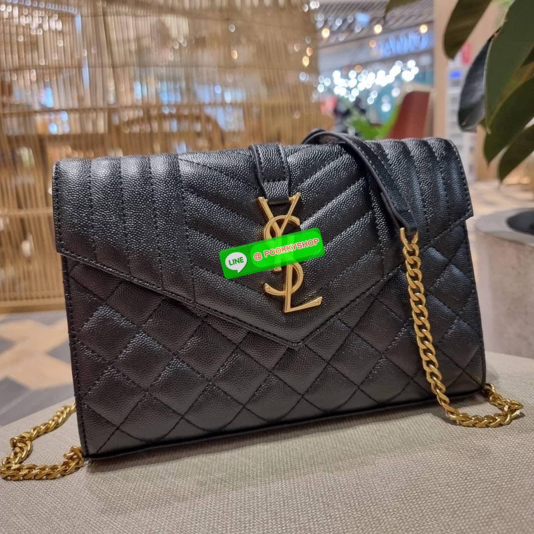 New in!! Yves Saint laurent envelope quilted with chain กระเป๋าสะพายพรีเมี่ยมกิ๊ฟ จากเคาน์เตอร์ vip dutyfree ทรง woc สุดฮอต ในดีไซน์ใหม่ ดีเทลเย็บสวยคม โดดเด่นกว่าใครแน่นอน วัสดุหนัง pepble ทนทาน ใช้งานง่ายเพียงแค่เปิด-ปิดด้วยกระดุมแม่เหล็ก ภายในแบ่งสัดส่
