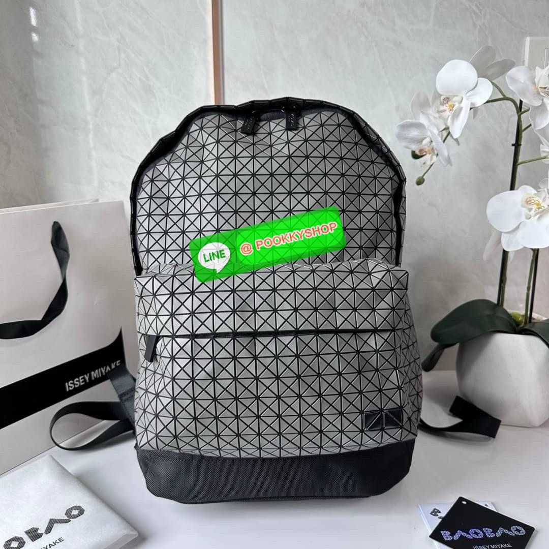 BAO BAO ISSEY MIYAKE KURO DAYPACK BACKPACK 🔖กระเป๋าเป้รุ่นฮอตทรงเรขาคณิตที่สุดในญี่ปุ่น KURO ภาษาญี่ปุ่นคือมาความเก๋ไก๋ เป็นกระเป๋าเป้ที่น้ำหนักแต่สามารถรับน้ำหนักได้ดี 🔖วัสดุ โพลียูรีเทน(Polyurethane) น้ำหนักเบา มีความแข็งแรง 🔖เปิ