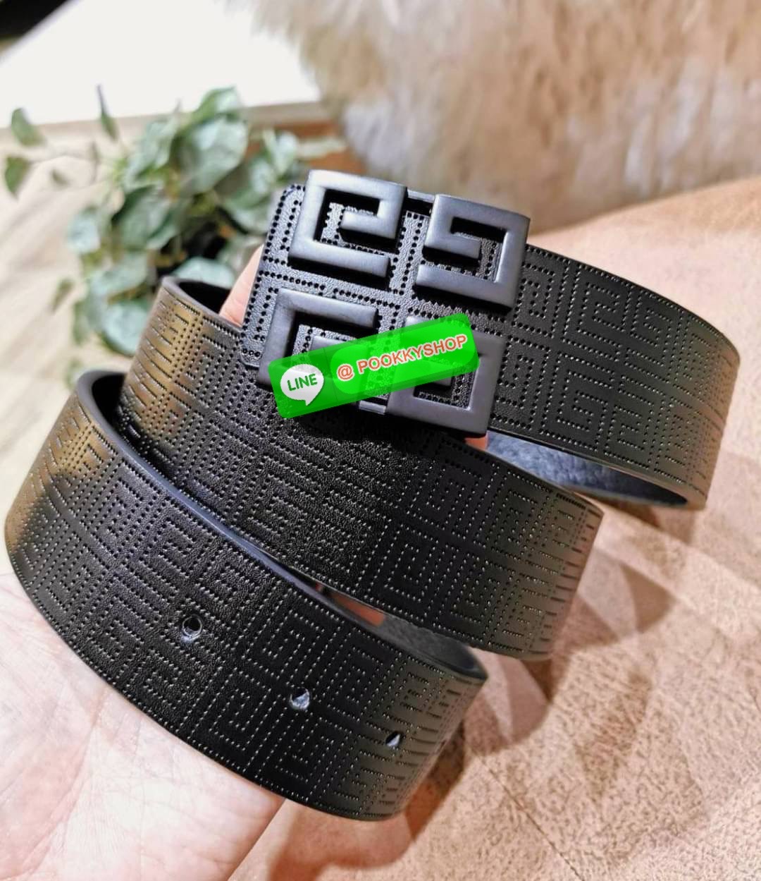 ✨Don't Miss!✨Givenchy Logo Leather Belt VIP Gift With Purchase (GWP) พรีเมี่ยมกิ๊ฟ Limited Edition จาก GIVENCHY PARFUME DUTYFREE วัสดุ Calfskin สีดำปั๊มลายแบรนด์สวยหรูดูดี หัวเข็มขัดโลโก้แบรนด์ 3D สายปรับระดับได้ ดีไซน์คลาสสิคเข้ากับทุก