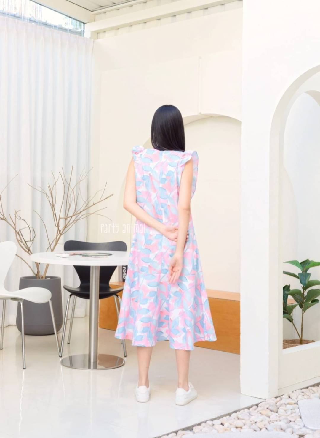 🎉🎉มาจ้าาา!!! ใครที่ชอบงานผ้าคอตตอนญี่ปุ่นแนะนำตัวนี้เลยค้า ลายสวยมากกค้า😉🥰 Maxi dress ทรงปล่อยต่อชายระบายย้วยหางปลา แต่งระบายเล็กๆช่วงอก มีกระเป๋าหน้าค่ะ **ผ้าสวยมากค่ะเนื้อคอตตอนโตไกนุ่มใส่สบายสุดๆ** มีซิปหลังค้า