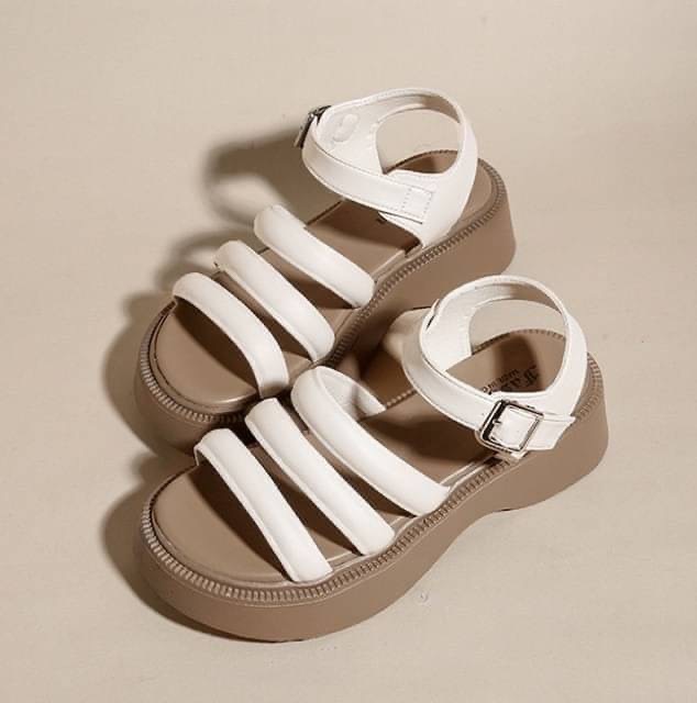 พร้อมส่ง รองเท้าลำลอง สูง 2 นิ้ว งานสวม 3 นวมนิ่ม ใส่สบายเท้า สายงานรัดส้นปรับขนาดได้ ของมันต้องมี ใส่สวย แมทซ์ได้กับทุกชุดจ้า **งานนำเข้า 100%