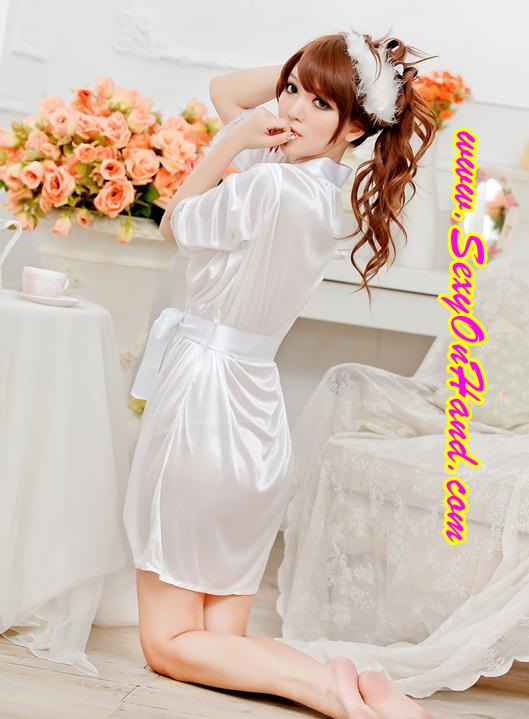 เสื้อคลุมเซ็กซี่ กิโมโน ผ้าไหมเทียม สีขาว ผ้านิ่ม ลื่น ใส่สบายมาก พร้อมสายผูก + กางเกงใน G-string