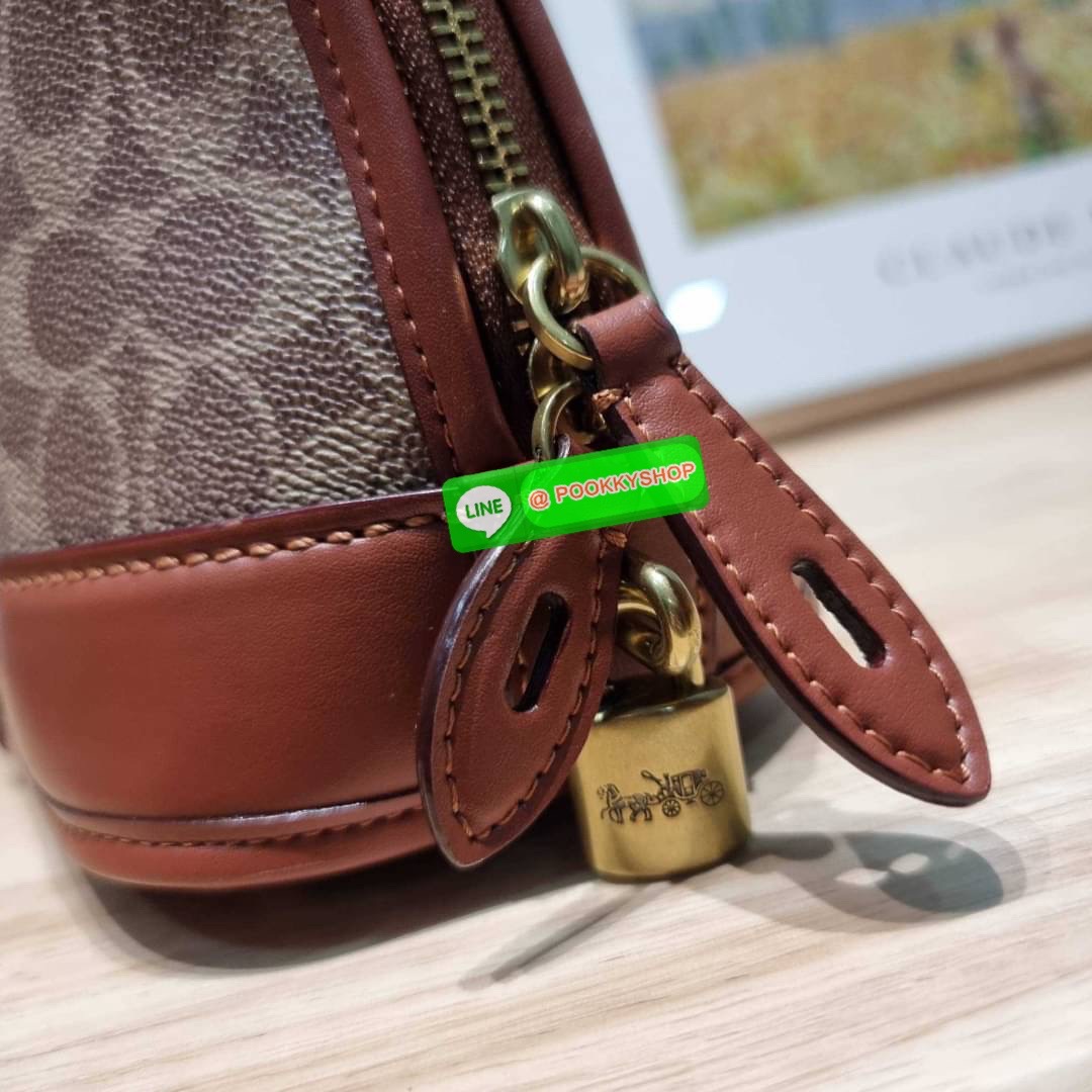 COACH CC411 REVEL BAG ใหม่ล่าสุด พร้อมสวยก่อนใคร กับกระเป๋าทรงโดมรุ่นใหม่ ที่สาวๆอดใจไม่ไหวแน่นอน สวยครบเครื่อง เกินต้านที่สุด รูปทรงคลาสสิค วัสดุหนังแท้เต็มใบ มือจับในตัว เลิศๆกับกุญแจที่ล็อคกันขโมยได้ เปิด-ปิดด้วยซิป ภายในโล่งกว้าง มีสายสะพายครอสบอดี้มา