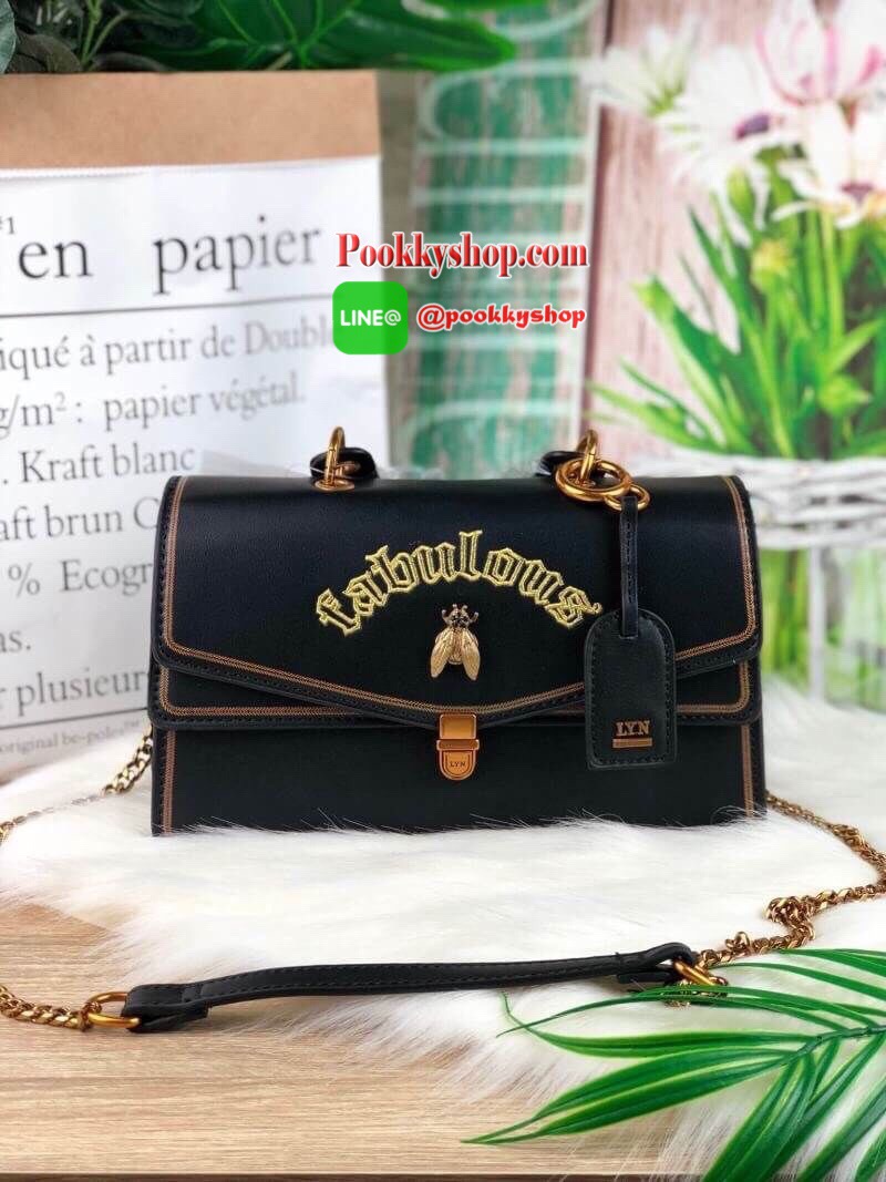 New! รุ่นใหม่พร้อมส่งค่า LYN FABULOUS BAG กระเป๋าดีเทลเก๋ ตัวกระเป๋าอยู่ทรง เดินด้ายเป็นตัวอักษรพร้อมประดับโลหะแมลง รุ่นนี้อะไหล่จะเป็นสีวินเทจๆ เปิดปิดด้วยตัวกดล็อก ด้านในเป็น 2 ช่องใหญ่ จุของได้เยอะทีเดียวค่า มาพร้อมสายสะพายยาวถอดและปรับระดับสายได้ตามชอ