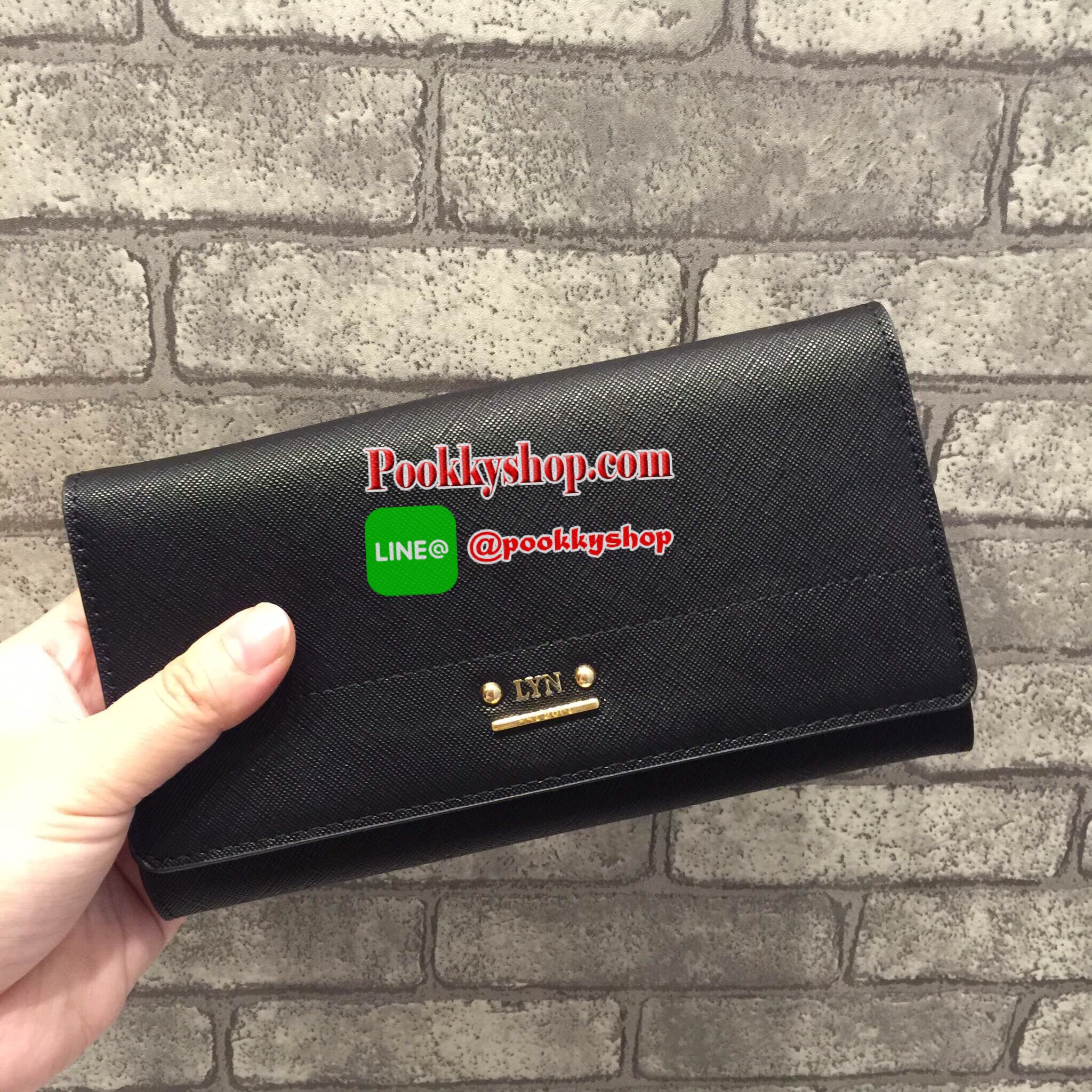 New Arrival!! LYN CLARLYNNA WALLET กระเป๋าเงินใบยาว ด้านหน้าแต่งโลโก้แบรนด์สีทองหรู เปิดปิดด้วยกระดุม ด้านในมีช่องใส่บัตร 10 ใบ พร้อมช่องซิปใส่เหรียญและช่องธนบัตร 2 ช่องใหญ่ เป็นกระเป๋าเงินที่สวยเรียบหรูมากๆค่า