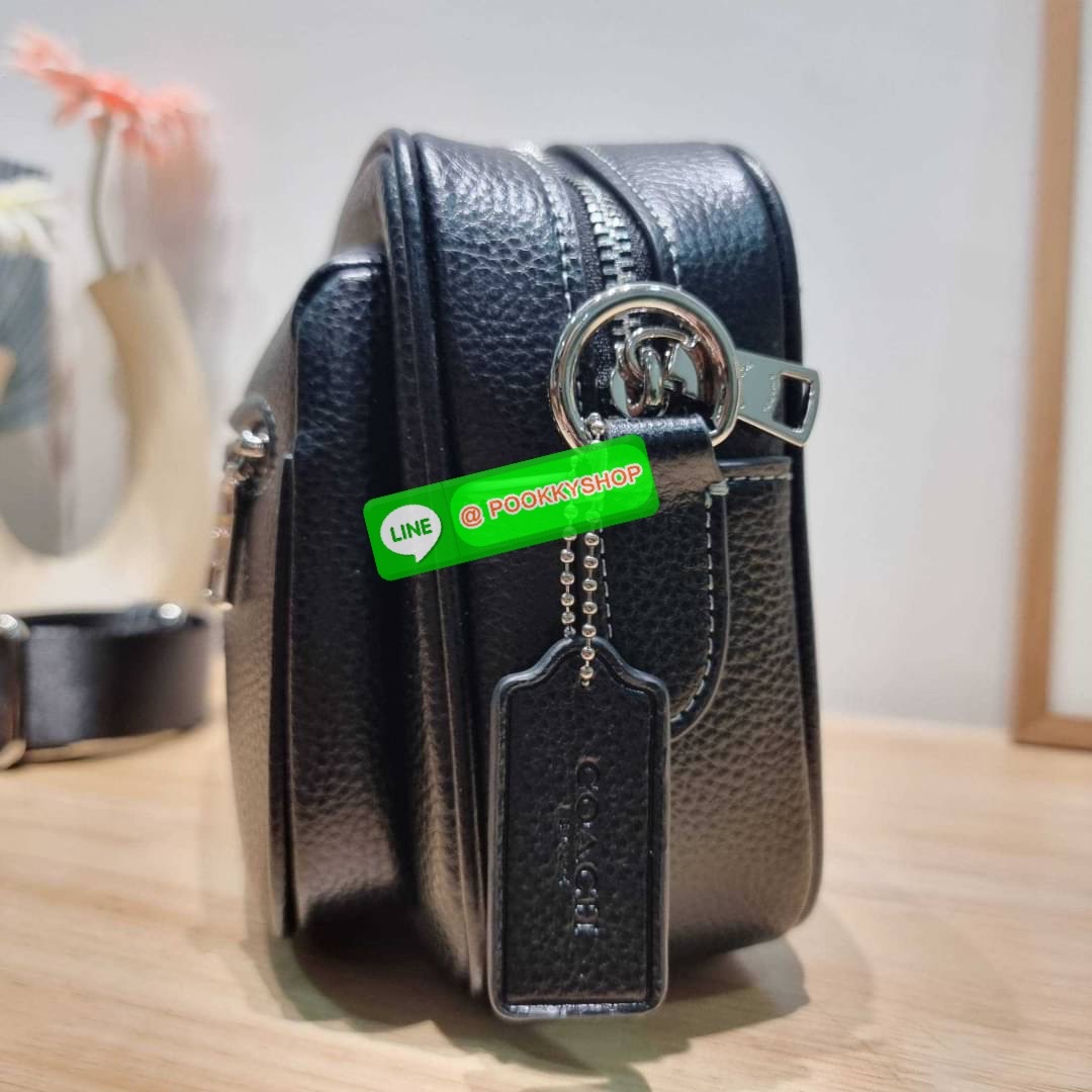 🔆 Model COACH CJ510 ELIAS CROSSBODY IN SIGNATURE CANVAS 🔆 Details ใหม่ล่าสุด กับไอเท็มสุดชิค กระเป๋าครอสบอดี้ทรงคลาสสิค ดีไซน์รูปแบบใหม่ ใช้งานง่ายและสะดวก ด้านหน้ามีช่องซิป ด้านหลังมีช่องแยกให้ เปิด-ปิดด้วยซิป ภายในเป็นช่องโล่ง มีช่องซิปแ