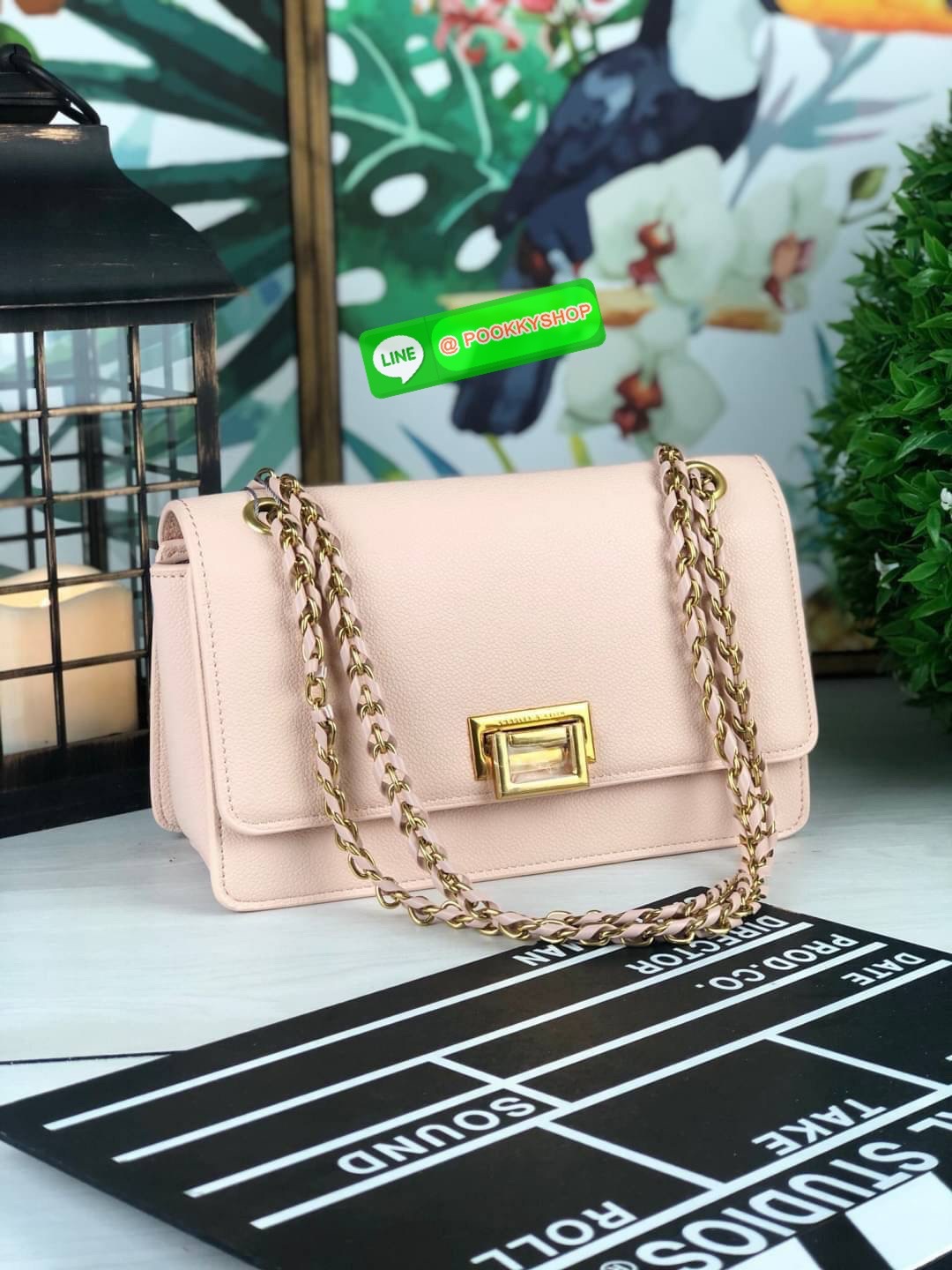 Restock พร้อมส่งครบสีค่า เพิ่มความหรูหราให้คุณกับใบนี้เลยค่ะ Charles & Keith Chain Strap Shoulder Bag กระเป๋าสะพายสายโซ่วางอยู่ทรง วัสดุหนังลายเกรน ตัดกับอะไหล่สีทองหรูหราลงตัว เปิดปิดแบบตัวดันล็อก ด้านในมีช่องซิปเล็ก1 ช่อง จุของได้ดี ใส่กระเป๋าเงินใบยาวไ