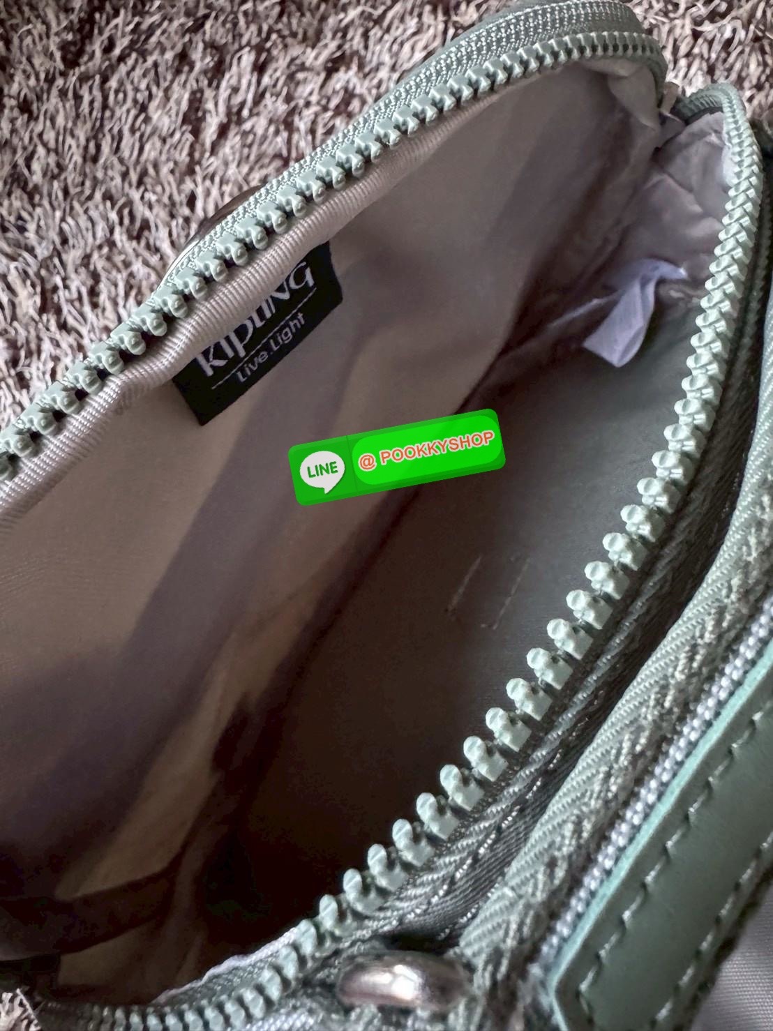 Kipling Candy 3 Ways กระเป๋าสไตล์มินิมอลล์ น้ำหนักเบาทำหลายสไตล์ ทั้งในแบบถือ สะพายพาดลำตัว หรือจะเป็นเป้ขนาดเล็กก็ได้ มีช่องซิปจัดระเบียบสิ่งของหลายช่อง ใส่สิ่งของจำเป็นได้ครบครัน