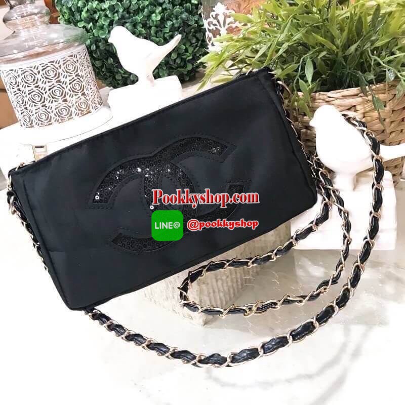 ไอเท็มแนะนำ! รุ่นใหม่ล่าสุด Chanel Cosmetic Cluth Bag With Chain กระเป๋าถือหรือสะพายพรีเมี่ยมเเท้จาก Chanel Cosmetic Counter VIP Gift วัสดุ Nylon&Polyester 100% สีดำประดับโลโก้แบรนด์วิ้งๆสวยหรูดูดี เปิดปิดด้วยซิป หัวซิปแบรนด์อะไหล่ทอง ซับในสกรีนโลโก้ ภายใ