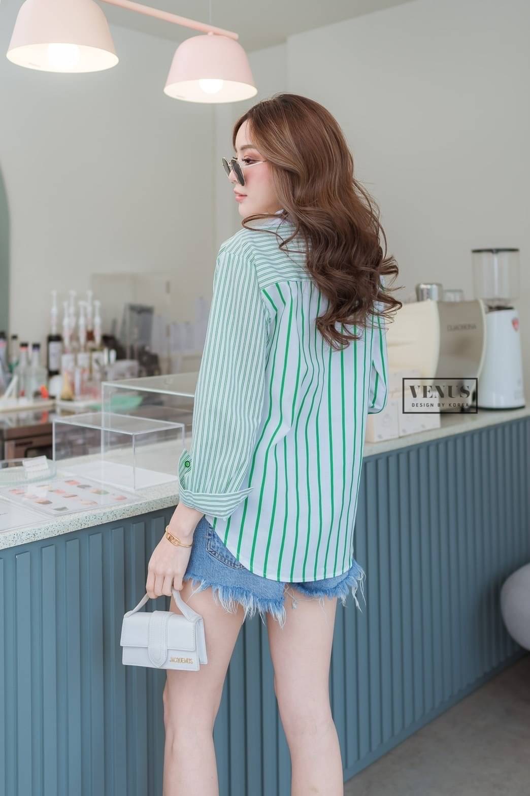 I'm Lady By Venus เสื้อเชิ๊ตสีพื้น แต่งแขนลายริ้ว แต่งกระเป๋า สลับลายกัน งานเก๋มากๆนะคะ เนื้อผ้าเชิ๊ตอย่างดีคะ แม๊ทกับกางเกงยีนขาสั้นก็สวยคะ