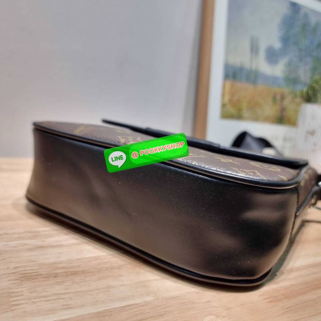 LV bass macassar monogram bag ของใหม่จัดให้หนุ่มๆ จากเคาน์เตอร์ dutyfree กับกระเป๋าสะพายทรงแมสเซ็นเจอร์ ไซส์กำลังดี เหมาะกับหนุ่มๆที่รักความคล่องตัว วัสดุหนังแท้ปั๊มลายเต็มใบ ดีไซน์คลาสสิค เปิด-ปิดด้วยกระดุมแม่เหล็ก ภายในโล่ง ใส่โทรศัพท์ได้ทุกรุ่น ใส่กระเ