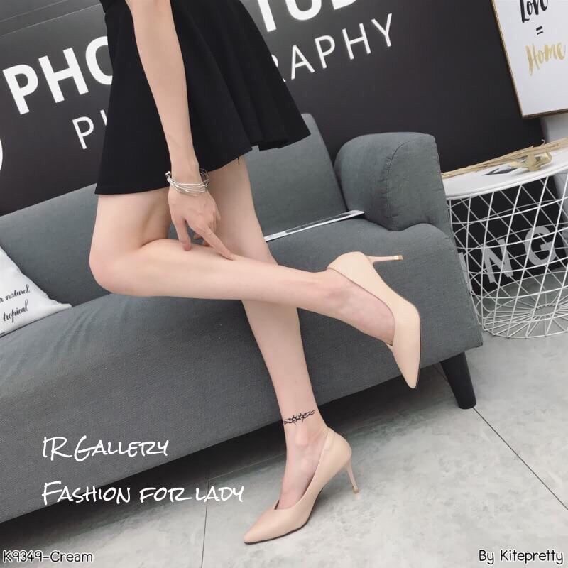 แบบขายดี!!! พร้อมส่ง รังสรรค์ลุคเก๋อย่างมีสไตล์แบบเรียบง่ายไม่หวือหวาด้วยรองเท้าคัทชูวัสดุหนังนิ่มทรงหัวแหลมหน้าวี ส้นหลังเย็บนวมกันกัด สูง 3 นิ้ว แพทเทิร์นสวย มิกแอนด์แมทซ์ได้หลายสไตล์ ไม่อยากให้สาวๆพลาดกันเลยทีเดียวค่า