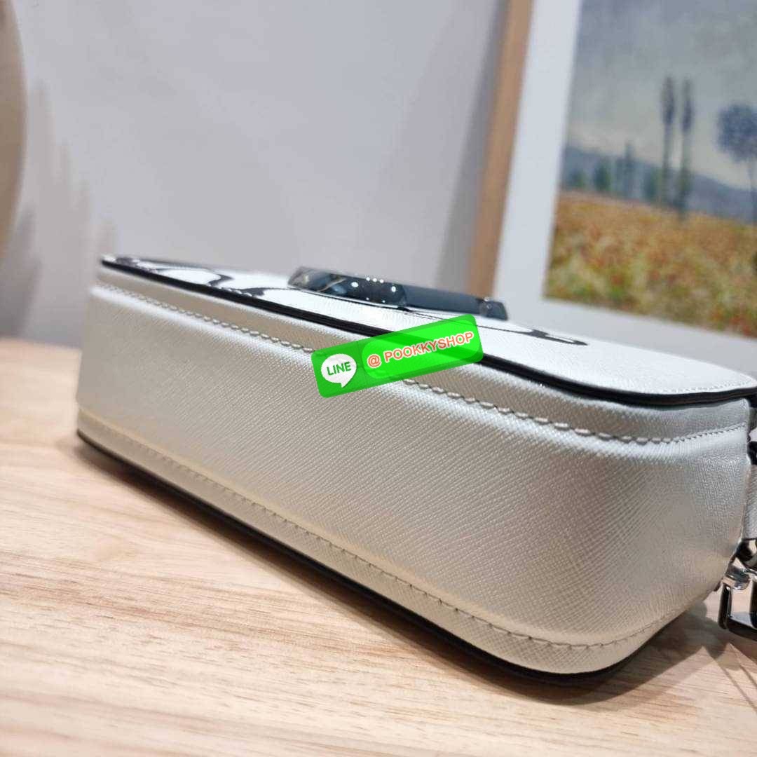 PEANUTS × MARC JACOBS THE SNAPSHOT CROSSBODY BAG คอลเลคชั่นแสนคิวท์ ที่ยกขบวนเหล่าซุปตาร์การ์ตูนมาให้แบบจัดเต็ม กับไอเท็มยอดฮิตที่โดดเด่นเป็นเอกลักษณ์ กระเป๋าสะพายข้างสุดปัง ดีไซน์ลายพรินท์ตัวการ์ตูนสุดฮอต เรียกได้ว่าไม่ซ้ำใคร!! วัสดุหนังวัว สวยอยู่ทรง เป