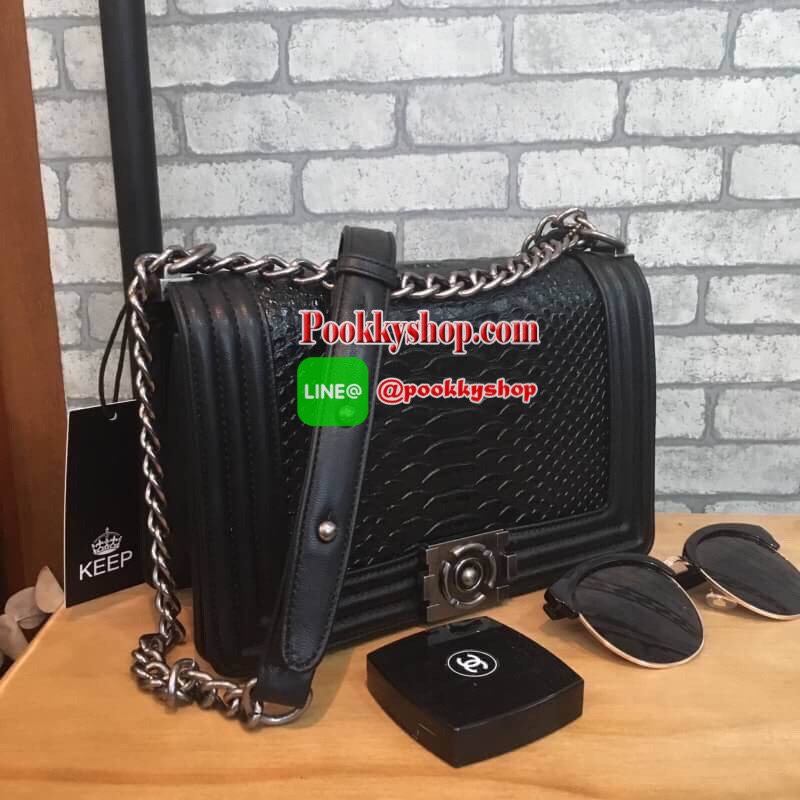 สินค้าขายดี มากี่รอบๆ ก้อหมดเกลี้ยง ทางร้าน ได้กระเป๋า จากแบรนด์ KEEP ทรงเดียวกับ Chanel boy เลย รุ่น KEEP shoulder Luxury small chain bag สวย หรู เท่ มากๆ เลยน๊า กระเป๋าอยู่ทรง ลายหนังจรเข้ สวยงามมากคะ สายโซ่ มีที่รองไหล่ สะพายสบายคะ สายปรับ สั้น ยาวได้ค