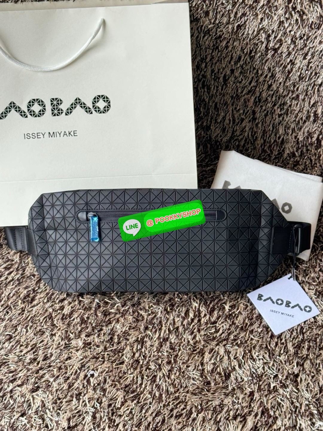 💕Baobao Issey Miyake Matte Baton Crossbody Bag เป็นกระเป๋าคาดอกที่มีดีไซน์เรียบง่ายและใช้งานได้อเนกประสงค์ มีน้ำหนักเบาแต่มีความทนทานสูงและสามารถกันน้ำได้ สายสะพายมีความแข็งแรงและปรับได้หลายระดับ จึงสามารถประยุกต์ใช้งานได้ทั้งคาดอก คาดเอวหรือสะพาย