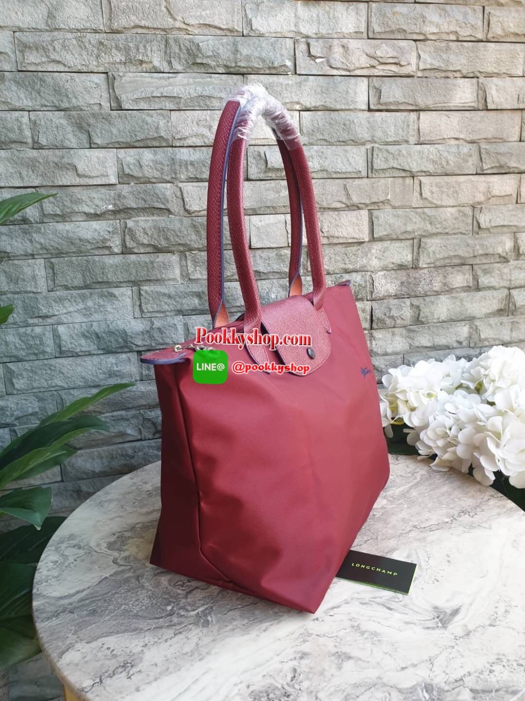 Longchamp Le Pliage Club Tote Bag Size L หูยาว วัสดุเนื้อผ้า Nylon Canvas เคลือบกันนำ้ ตัดด้วยหนังแท้ที่มีน้ำหนักเบา ดีไซน์เรียบง่ายแต่เต็มไปด้วยความคลาสสิก จนเป็นที่ชื่นชอบไปทั่วโลก Longchamp ปรับโฉม LE PLIAGE ด้วยการปักลายรูปม้า-ตราสัญลักษณ์ของแบรนด์บนผ
