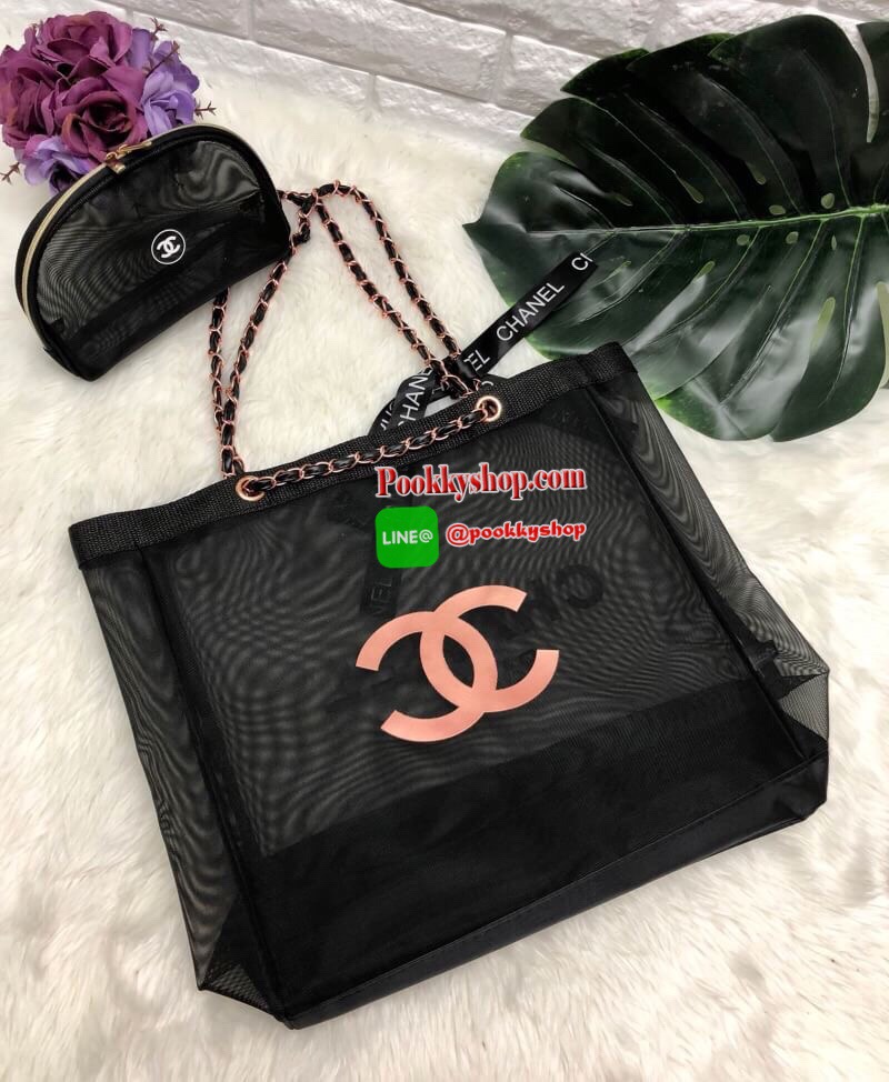 New! CHANEL Chain & Rabbin Perfume Shopping Bag ✔️อะไหล่ pink gold กระเป๋าทรง Shopping ใส่ของจุ วัสดุโปร่งใส อะไหล่พิ้งโกลด์ สวย น่าใช้มากๆค่ะ มีแม่เหล็กปิดปากกระเป๋านะค่ะ ✔️มาพร้อมริบบิ้นแบรนด์+กระเป๋าใบเล็กใส่เครื่องสำอางหนึ่งใบค่ะ รุ่นนี้