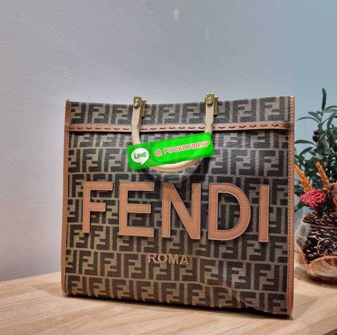 NEW IN!! FENDI SHOPPING TOTE BAG กระเป๋าถือ/สะพายไหล่ ทรงสวย หรู ดูโดดเด่น ดีไซน์ทันสมัย วัสดุผ้าท็อปแคนวาสปั๊มลายแบรนด์รอบใบ ภายในโล่งกว้างมาก มาพร้อมหูจับในตัวและสายสะพายไหล่ ใช้งานได้ 2IN1 ✔️ ใบนี้จุของได้เยอะมากๆ เหมาะกับสาวๆที่สัมภาระเยอะ หรือ