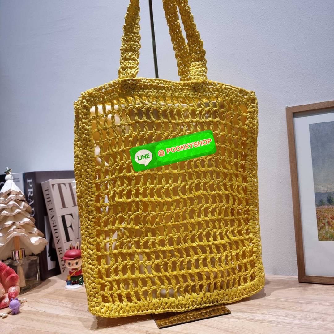 PRADA RAFFIA TOTE BAG สวยไม่ซ้ำใคร สไตล์บีช เหมาะมากกับการสะพายไปเที่ยวทะเล หรือจะใช้ในวันสบายๆก็ตอบโจทย์ กับกระเป๋าสะพายสานใบใหญ่ ตัวกระเป๋าเป็นวัสดุสังเคราห์จากธรรมชาติ สานทอเต็มใบออกมาเป็นลวดลายสวยงาม มีกระเป๋าซับในให้ สำหรับใส่ของเป็นสัดส่วน และรูดปาก