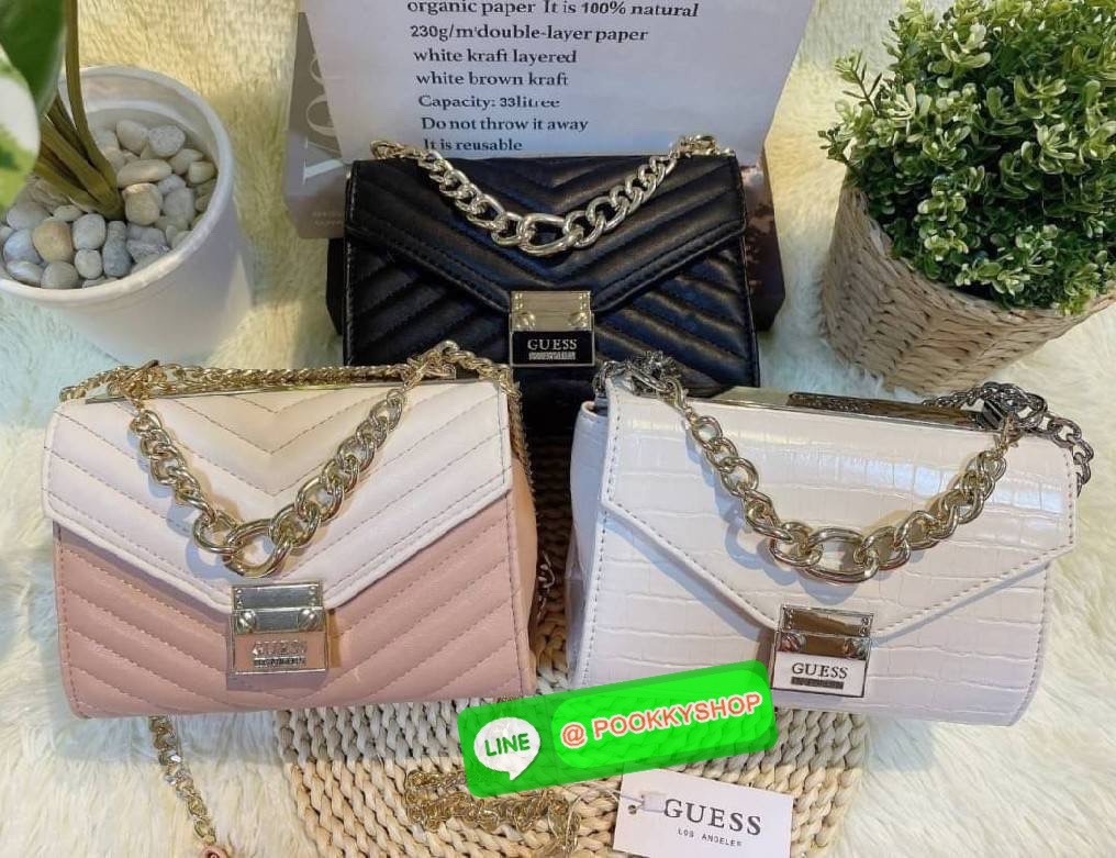 GUESS กระเป๋าสะพายทรงน่ารัก สวยอยู่ทรง ขนาดกำลังดี น้ำหนักเบา ด้านหน้ามีโลโก้แบรนด์อะไหล่ทอง โซ่ห้อยด้านหน้าไม่ชอบ สามารถถอดได้ เปิดปิดด้วยกระดุมแม่เหล็กสะดวกใช้ ภายในมี 1 ช่องย่อย และ 1 ช่องซิปเล็ก