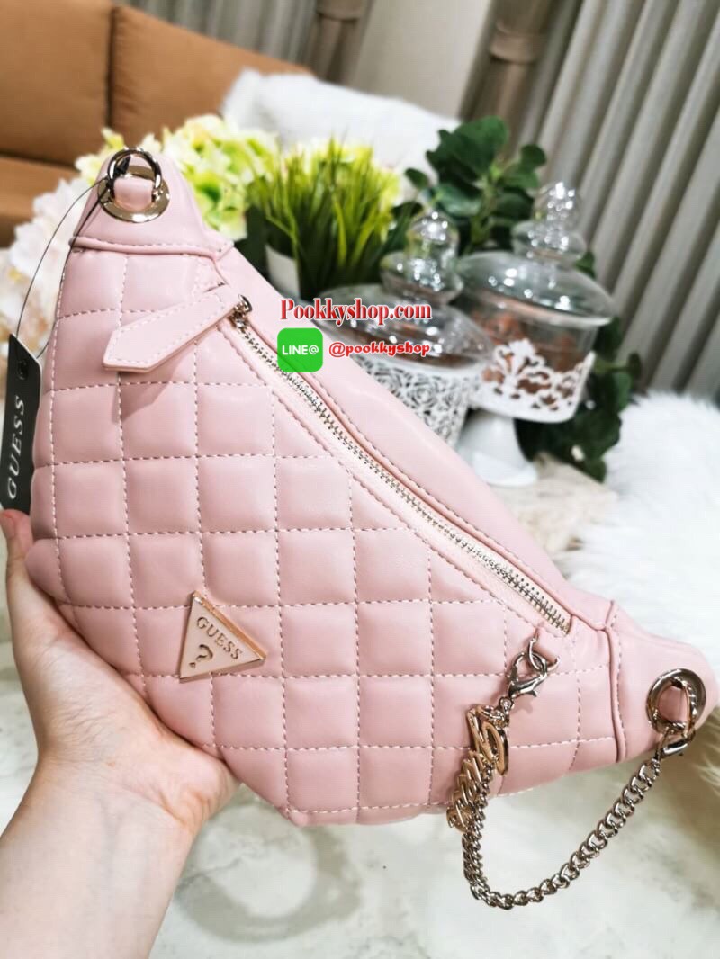 NEW ARRIVAL! Guess Kyli Fanny Pack Belt Bag 2019 กระเป๋าสะพาย/คาดเอว/คาดอกรุ่นใหม่ล่าสุดจาก GUESS FACTORY วัสดุหนังเเกะสังเคราะห์แบบนิ่มลายตารางเปิดปิดด้วยซิป ด้านหน้าประดับโซ่ห้อยโลโก้ดูมีดีเทล ด้านหลังมีช่องซิป ภายในมีโลโก้และช่องซิป สะพายได้หลายแบบไม่จ