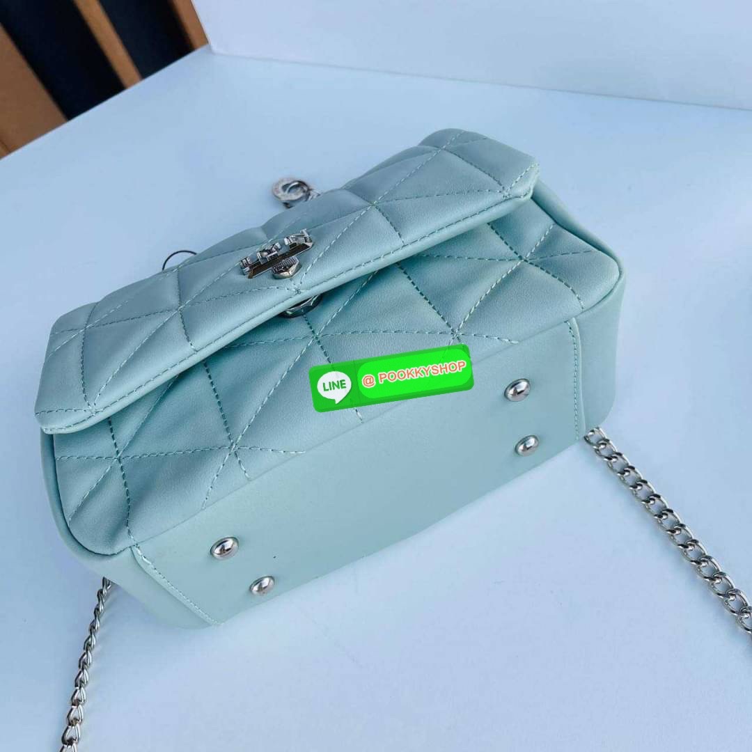 Lyn ลายตารางสุดฮิต หนังนิ่ม ตั้งอยู่ทรง ประดับพวงกุญแจรูปตัว L เปิดปิดด้วยกระดุมแม่เหล็ก สะดวกใช้