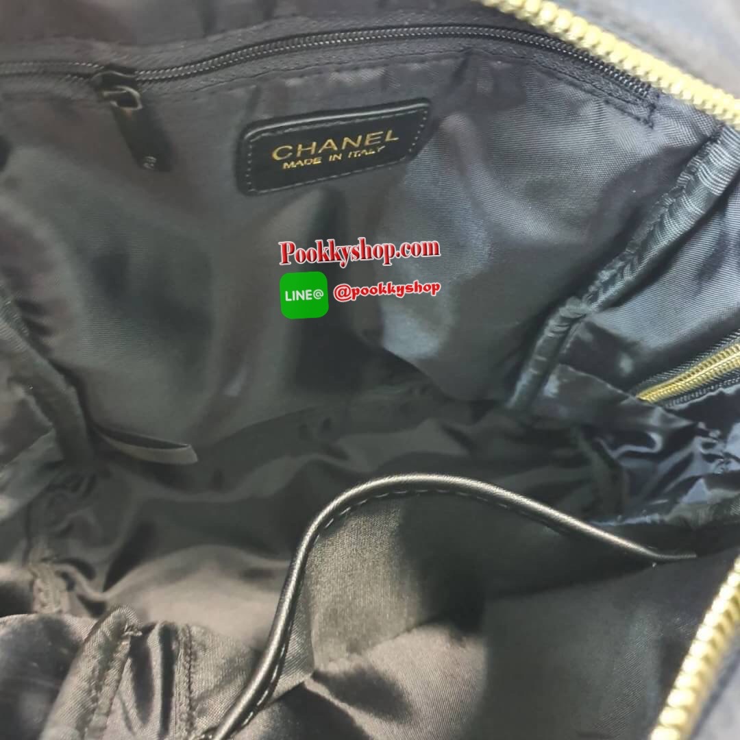 NEW ARRIVAL!! CHANEL CAVIER BACKPACK VIP GIFT BAG จากเคาร์เตอร์ต่างประเทศ วัสดุหนังพียูพรีเมี่ยมลายคาเวียร์ คุณภาพดี แข็งแรง ทนทาน กันน้ำได้ ขนาดไซส์เอ็ม กำลังน่ารัก ด้านหน้ามีช่องซิปใส่ของ เปิดปิดด้วยที่ห้อยซิป CC แบรนด์ ด้านในช่องใหญ่บุด้วยผ้าซับใน มีช่