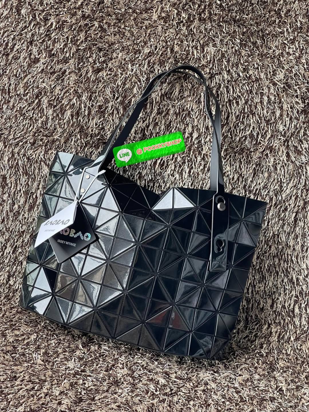 💕 Bao Bao Issey Miyake ROCK MATTE ซีรีส์นี้จะเป็นทรงสี่เหลี่ยมผืนผ้า มีซิปปิดด้านบน ถือเป็นรุ่นที่เหมาะกับการใช้งานในชีวิตประจำวัน สามารถพับมุมและบริเวณด้านล่างของกระเป๋าเพื่อเพิ่มความสะดวกสบายในการใช้งาน ทั้งยังช่วยให้วางกระเป๋าในแนวตั้งได้อีกด้ว