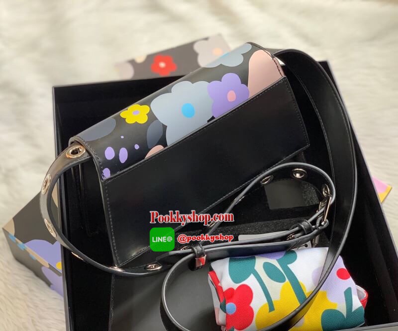 New arrival Limited Edition !! CHARLES & KEITH ACCESSORIES BOX SET พร้อมส่ง รุ่นหายากค่ะ!! มาพร้อมกันทั้ง set ค่ะ // ในเซตมีกระเป๋า;การ์ด ;ถุงผ้าหิ้ว กล่องกระดาษแบรนด์ค่ะ สุดคุ้มทีเดียว!! ✔️กระเป๋าลายดอกไม้ สะพายข้างได้ ครอสบอดี้ร์ได้ หรือถือแบบคลั