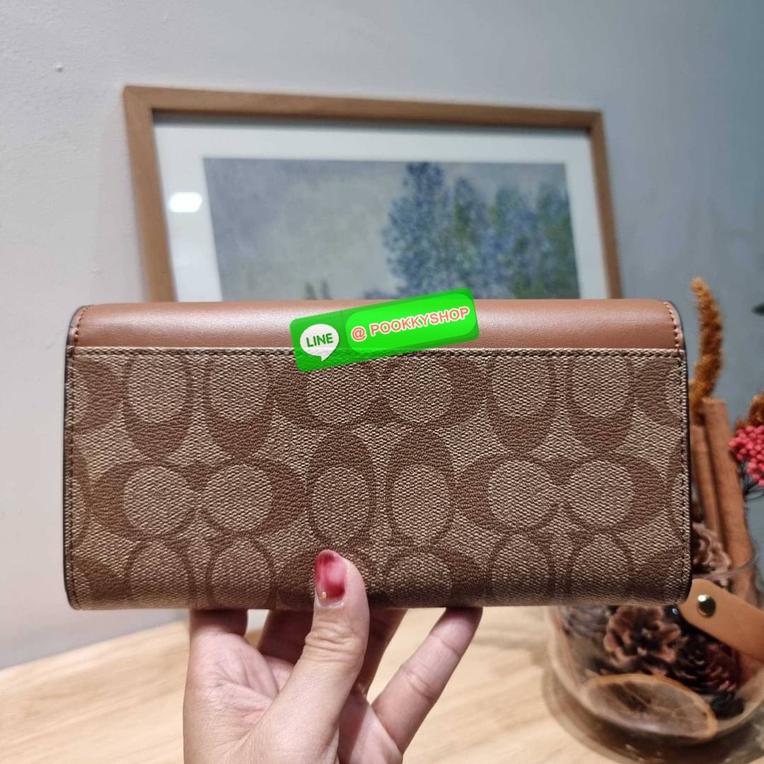 COACH F54022 SLIM ENVELOPE WALLET IN SIGNATURE กลับมาแล้วจ้า!! กระเป๋าสตางค์รุ่นขายดี 🔥 ทรงจดหมายรุ่นฝาพับ สวยคุณหนู หรูเกินราคา วัสดุหนังแคนวาสเคลือบลาย ภายในใส่มือถือได้ ใส่บัตรได้ มีช่องซิปแยกแบ่งเป็นสัดส่วน รุ่นนี้ใช้ยังไงก็ไม่มีเบื่อ สวยคลาสส