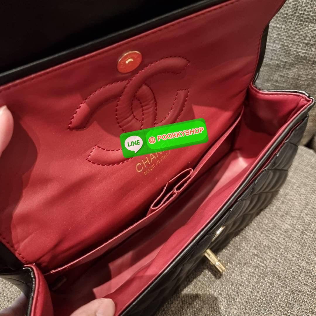 RESTOCK!! HOT ITEM!! Chanel premium for gift กระเป๋าสะพายหนังสังเคราะห์ลายคาร์เวีย อะไหล่พร้อมโซ่สะพายสีทอง ตัดกับกระเป๋าได้อย่างลงตัวและโดดเด่น เปิด-ปิดกระเป๋าด้วยตัวบิดล็อค ภายในกระเป๋ามีฝาปิดอีก 1 ชั้น บุหนังสีแดงโลโก้เด่น คม ชัด!! มีช่องโล่งกว้างจุของ