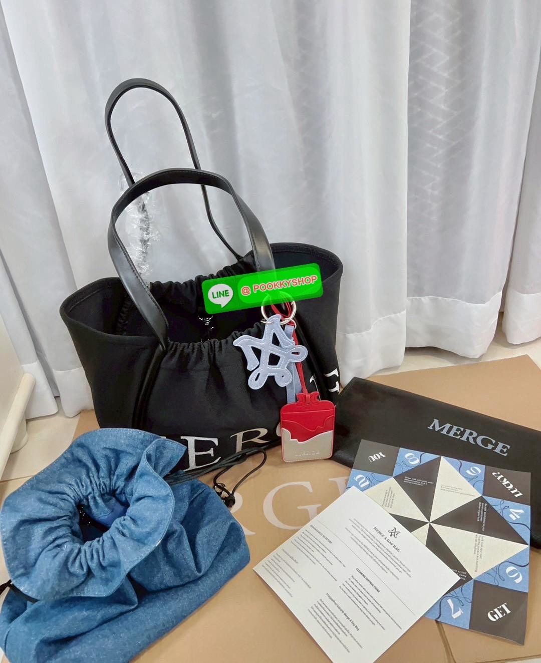 MERGE A DAY MEDIUM BAG 🔖พร้อมส่ง! กระเป๋าหิ้วหรือคล้องไหล่ ทรงสวย วัสดุผ้าทอเทคนิค Flyknit อย่างดี แต่มีน้ำหนักเบา หูหิ้วแบบหนังมีความแข็งแรงในการใช้งานค่ะ ภายในโล่งกว้าง ใส่สัมภาระได้เยอะค่ะ