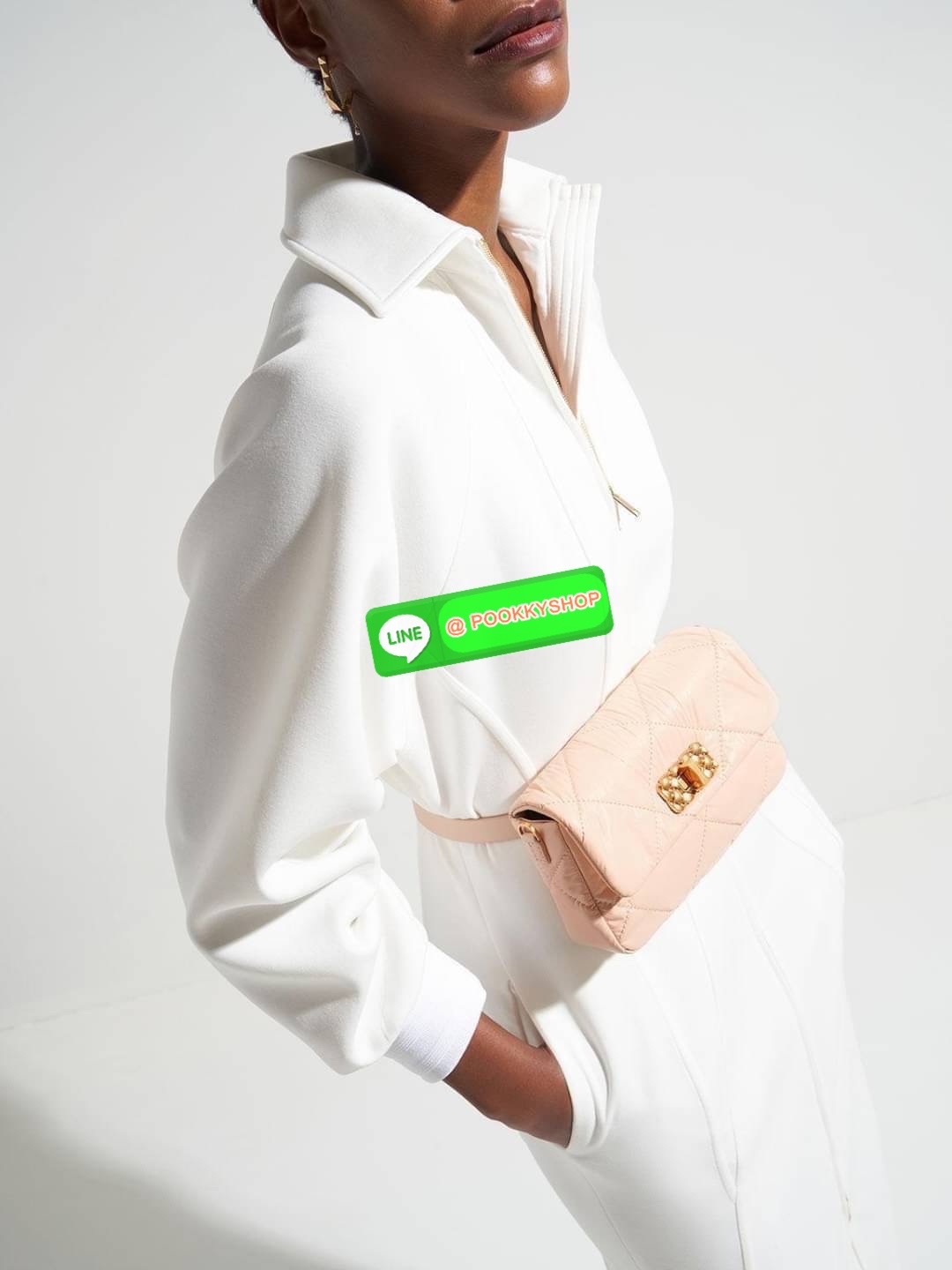 Charles & Keith Puffy Metallic Turn-Lock Crossbody Bag กระเป๋าใบมินิสีสันสดใส สะพายได้หลายแบบ เพิ่มความสดใสให้กับลุคของคุณด้วยกระเป๋าสะพายข้างทรงคลาสสิก มีสายคล้องแขนถอดสายได้ เปิดปิดแบบตัวหมุนล็อก ใส่ iPhone pro max ได้พร้อมกระเป๋าเงินใบเล็ก กุญแจรถ เป็น