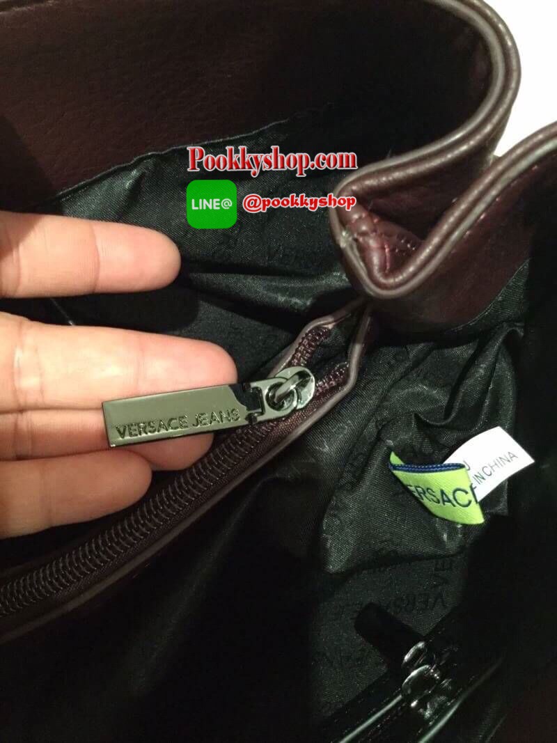 VERSACE JEANS TOTE BAG(VJ) กระเป๋าสะพายจากแบรนด์ดัง วัสดุ PU คุณภาพดี นิ่ม ด้านหน้าตกแต่งด้วยโลโก้แบรนด์สวยโดดเด่น ด้านในโล่งกว้าง มีช่องซิปและช่องใส่ของหลายช่อง ซับในลายแบรนด์ รุ่นนี้มาพร้อมกระเป๋าใบเล็กสำหรับใส่ของจุกจิกอีก1ใบ แยกใช้ได้ สาวๆที่ชอบใบใหญ่