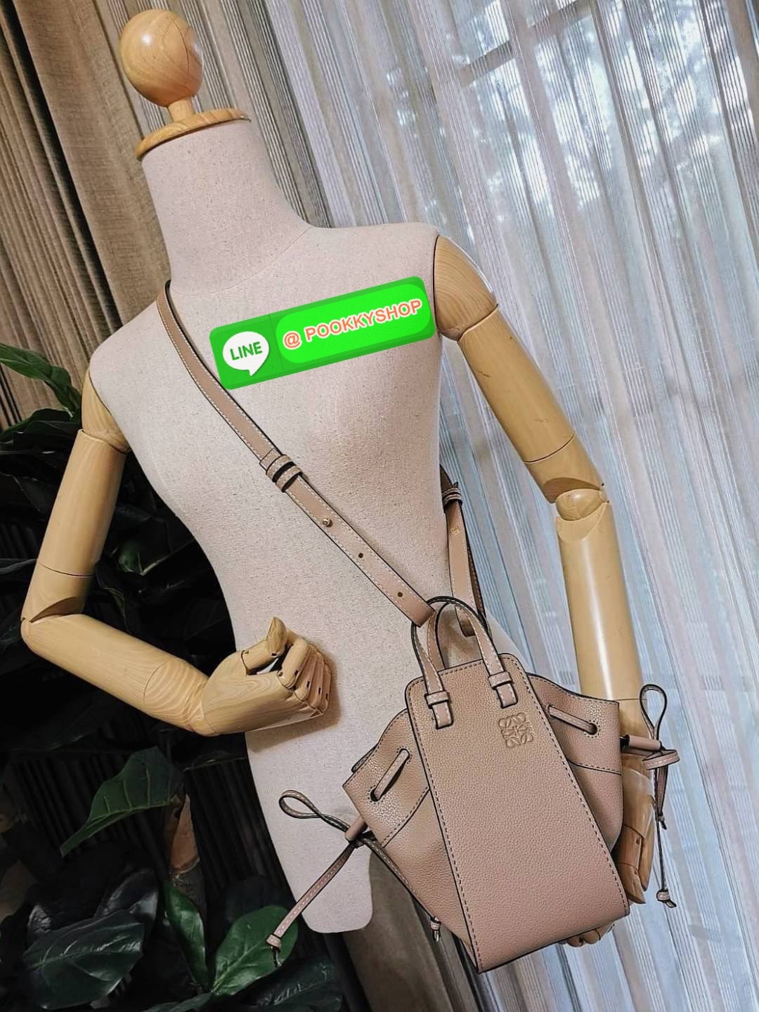 ✴️ห้ามพลาด!✴️LOEWE HANDLE & SHOULDER BAG GIFT WITH PURCHASE (GWP) กระเป๋าถือหรือสะพายหนังแท้พรีเมี่ยมกิ๊ฟ Limited จาก LOEWE PERFUME DUTYFREE รุ่น Rare items สุดๆวัสดุหนังแท้ Calfskin หนังสวยดีไซน์คงเอกลักษณ์แบรนด์ สามารถปรับใช้ได้หลายทรงด้าน