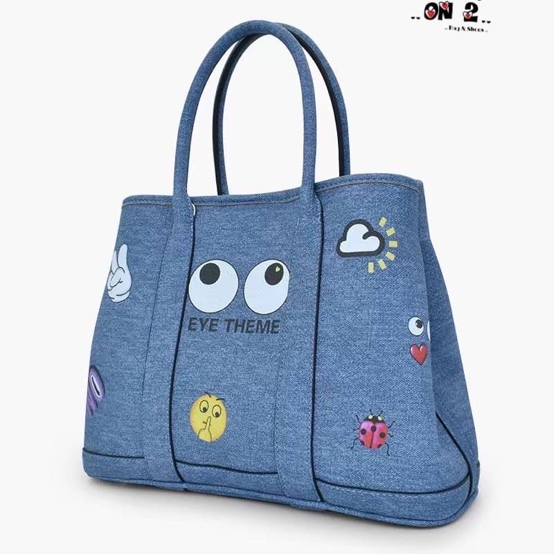 SF2332 กระเป๋าชอปปิ้ง แม่-ลูก ทำได้2ทรง งานแบรนด์แท้ 💯(%) วัสดุตัวกระเป๋าทำจากหนังผสมอย่างดี ทำเหมือนผ้ายีนส์ ทรงนี้โดนใจสุดๆ มาพร้อมกระเป๋าลูก1 ใบ ขอบอกน่ารักมากๆ กระเป๋าลูกแยกใช้สายยาวสะพายข้างได้