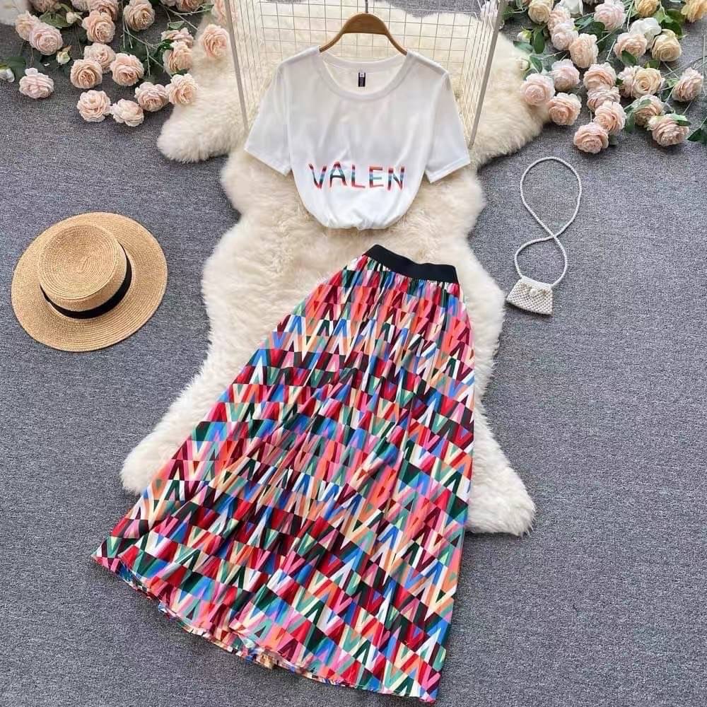 NEW ARRIVAL KOREA DESIGN BY WONDER DRESS สินค้าพร้อมส่งจร้า เซทเสื้อยืดกับกระโปรงสีสันสดใส ดีเทลเสื้อยืดแขนสั้นสีขาวสกรีนช่วงหน้าอก จับคู่มากับกระโปรงอัดพีสรอบตัวสีสันสวยงาม งานสวยดูดี สวมใส่ได้ตลอดเลยคะ