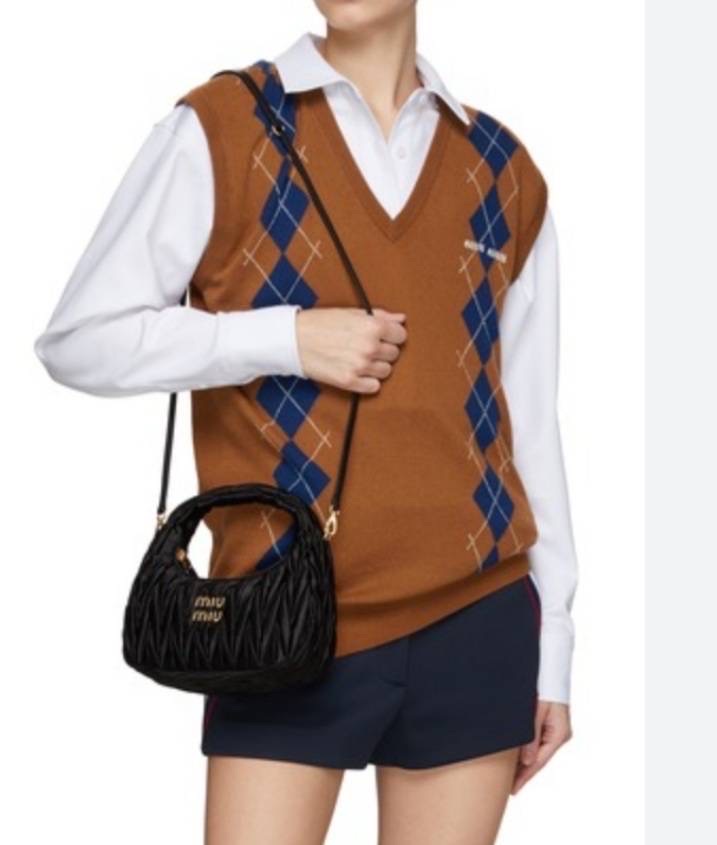 (N)(E)(W) MIU MIU ทรงนี้ฮิตมาก ดาราเซเลปใช้กันเยอะมาก ทรงสวยงานตัดเย็บอย่างดี มีสายสะพายยาว ใส่โทรศัพท์ได้สบายๆ เหลือที่ใส่ของอีกเยอะ มาพร้อมส่ง 4 สี สวยทุกสี