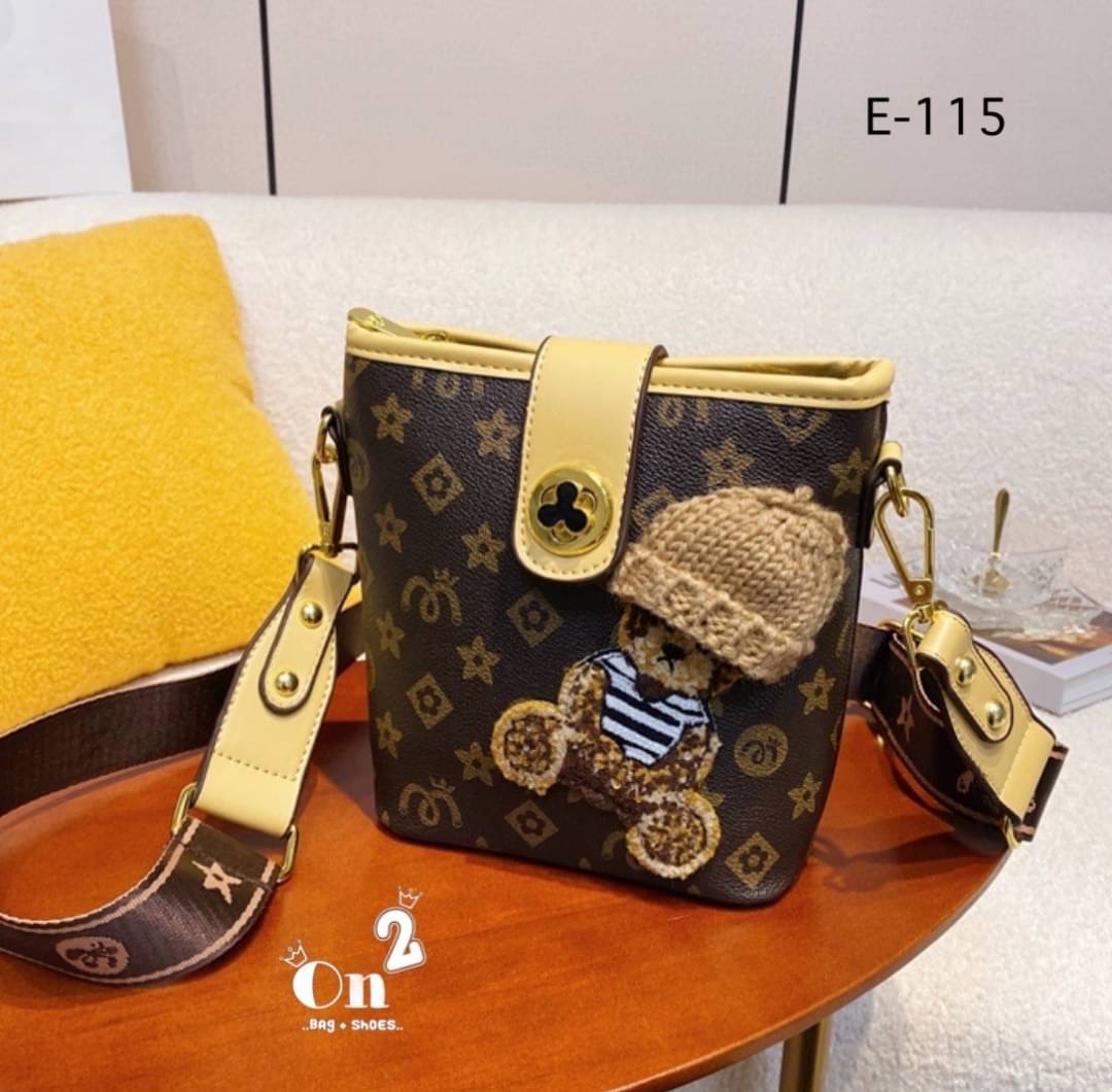 กระเป๋าสะพายแฟชั่นทรง tote งานสไตล์แบรนด์ หนังลายโมโนแกรม หน้าแต่งน้องหมีใส่หมวกน่ารักมากค่ะ ขนาดกำลังดีใช้งานง่าย มาพร้อมสายสะพายยาว