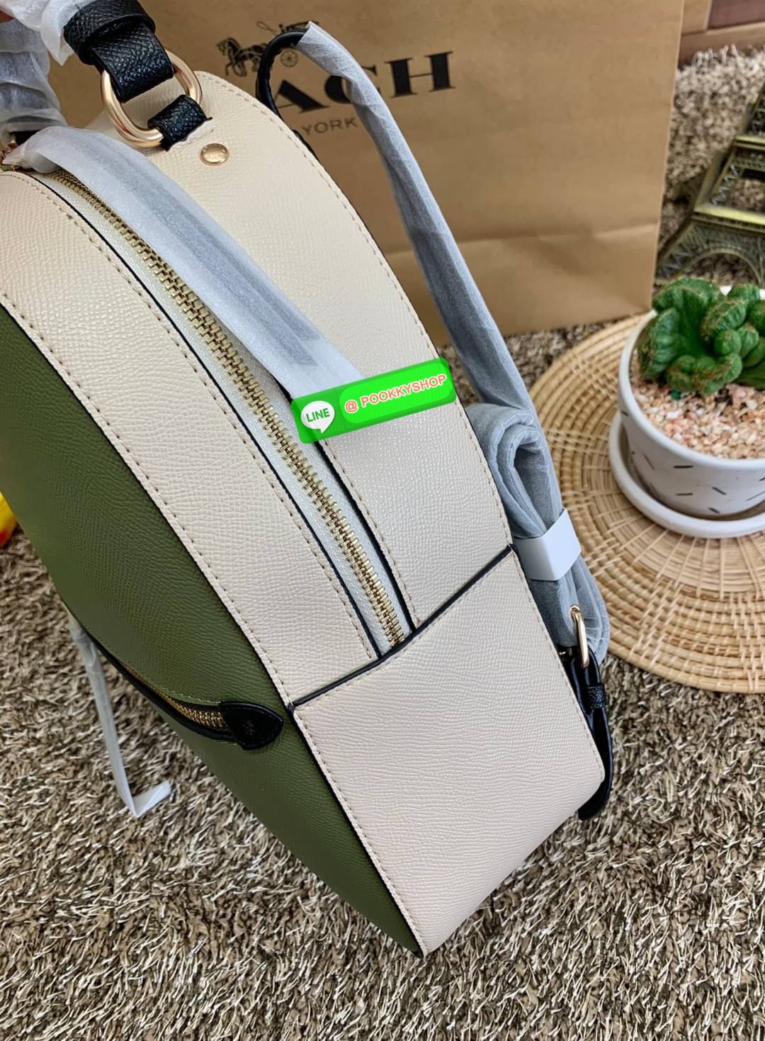 COACH JORDYN BACKPACK ((C2732//76623)) 🌹🌹ไม่มียังไงไหว ต้องบอกว่าน้องสวยมากๆค่า! กระเป๋าสะพายหลังแบบมีหูหิ้ว หนังแแท้ ลายหนังสวยน่าใช้มากค่ะ ด้านหน้ามีช่องซิปใส่มือถือหรือของจุกจิกลงไปได้ค่ะ เปิด-ปิดกระเป๋าแบบซิปคู่ห้อยหนัง ภายในกว้างใส่สั