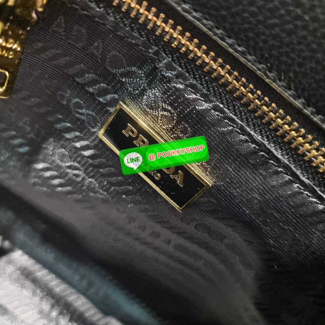 Hot item Prada leather bag กระเป๋าถือ/สะพายล่าสุด จากเคาน์เตอร์ dutyfree ที่ดีไซน์เรียบหรู หนังวัวฟอกสี สวยคมชัด เต็มไปด้วยดีเทลน่าใช้ สายคล้องไหล่ที่สามารถถอดออกได้ เพื่อใช้สายยาวสะพายข้างเส้นเดียว หรือจะใส่ไว้ทั้งคู่ก็อัพเกรดลุคดูแพงได้ ปากกระเป๋ามีฝากร