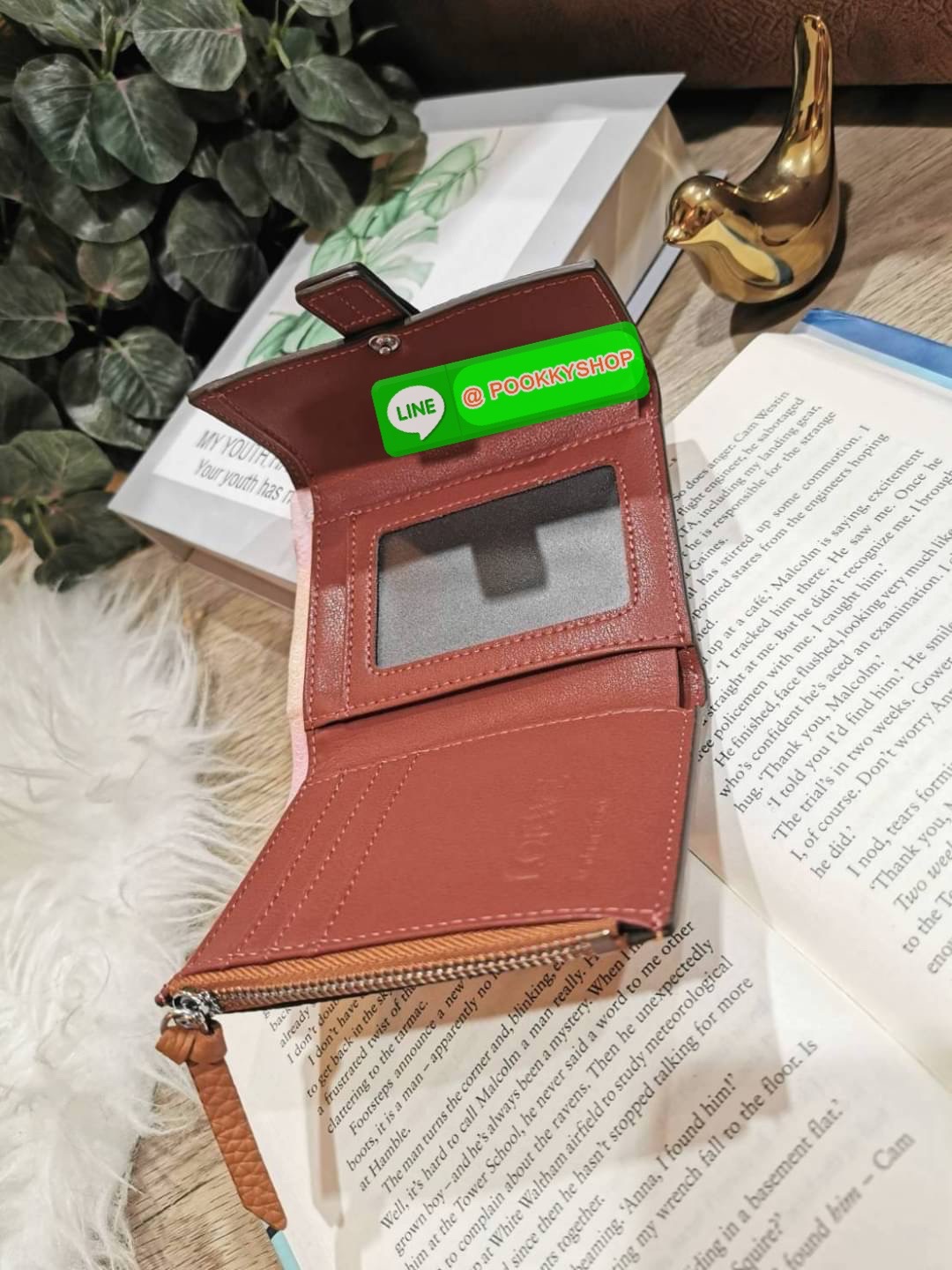 ✴️Don't Miss!✴️NEW! LOEWE SHORT WALLET VIP GIFT WITH PURCHASE กระเป๋าพรีเมี่ยมกิ๊ฟ Limited จาก LOEWE DUTYFREE COUNTER วัสดุหนังแท้เทคเจอร์สวยอยู่ทรงปั้มโลโก้แบรนด์ด้านหน้าเปิดปิดด้วยกระดุม ภายในมีทั้งช่องใส่รูป ช่องใส่ธนบัตร ใส่แบงก์พัน