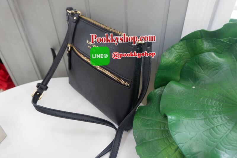 Kate Spade new york saffiano crossbody bag ด้านหน้ามีหนึ่งช่องซิปสำหรับใส่มือถือหรือของจุกจิก เปิดปิดกระเป๋าช่องหลักแบบซิป ด้านในโล่ง มีช่องให้ใส่ของจุกจิกหนึ่งช่อง สายสะพายถอดไม่ได้ เลื่อนปรับระดับได้