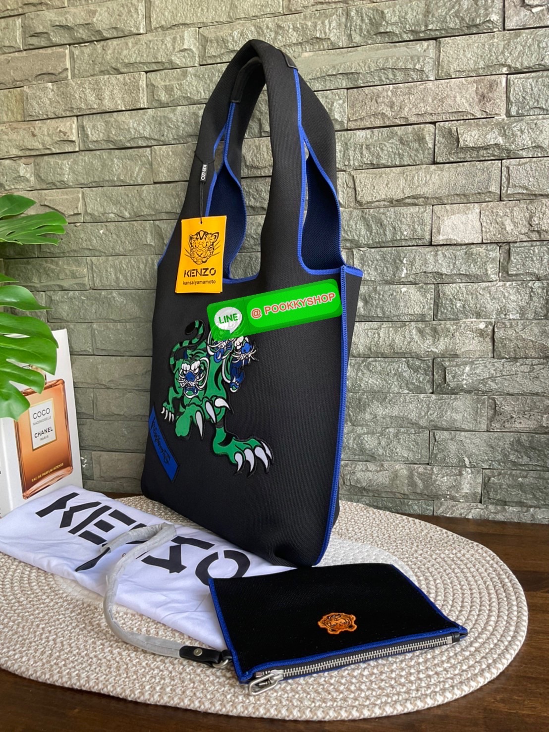 🚚 พร้อมส่ง 🚚 KENZO X KANSAI YAMAMOTO TIGER TOTE BAG กระเป๋าสะพายไหล่ ทรง โท้ทิสี ดำ และ น้ำเงินเข้ม x คันไซ ยามาโมโตะ Three Tigers จาก KENZO โดดเด่นด้วยลวดลายปัก วัสดุเป็นผ้าอย่างหนานุ่มคุณสมบัติพิเศษเฉพาะแบรนด์ น้ำหนักเบามากๆ หูหิ้วด้านบน