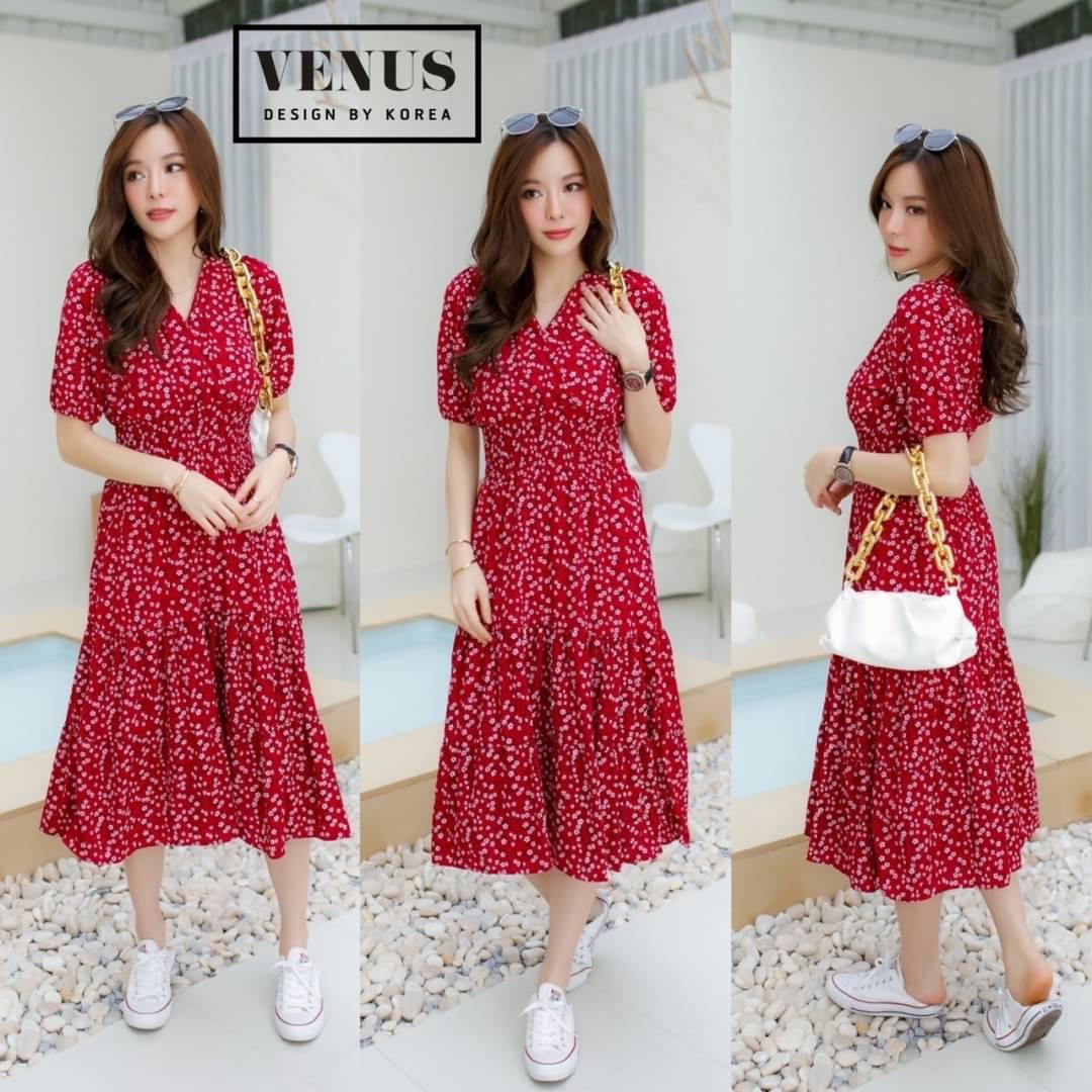 'm Lady By Venus Flora Maxidress แม๊กซี่เดรสพิมพ์ลายดอกไม้ คอวีทรงป้ายอก ช่วงอกแต่งจั๊มยืดตามตัวนะคะ แม๊ทกับรองเท้าผ้าใบก็น่ารักคะ