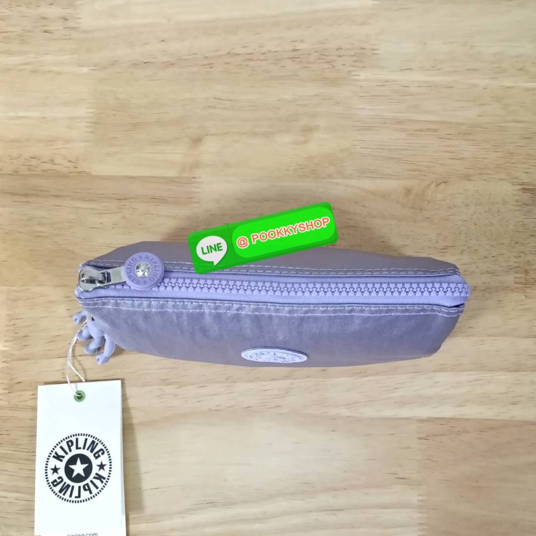 Kipling Creativity Large Pouch วัสดุ Nylon 100% กระเป๋าคล้องมือขนาดพอเหมาะ 7.25 นิ้ว พกพาสะดวก เปิด-ปิดด้วยซิปเดียวใช้งานง่าย ด้านในมีช่องกว้าง 2 ช่องและช่องซิปเล็กตรงกลางอีก 1ช่อง ใช้งานได้สะดวก สามารถใส่มือถือ 7.5 นิ้วได้ กุญแจรถ ธนบัตรได้ ล็อตนี้มาพร้อ
