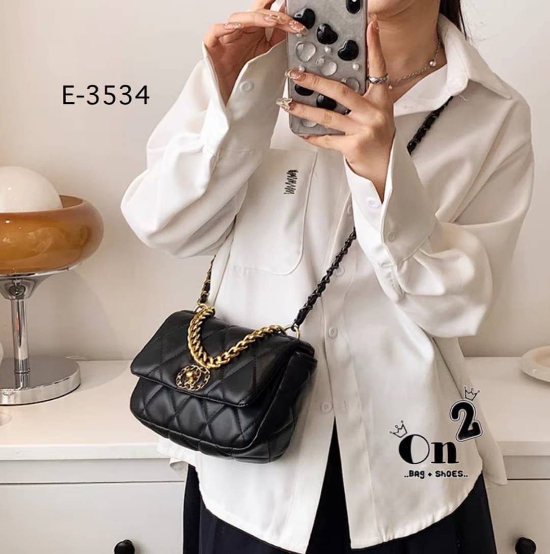 กระเป๋าสะพายไหล่ทรงชาแนล หนังpu งานนิ่ม ทรงสวย สะพายไหล่ หรือสะพายข้างก็เก๋ อะไหล่สีทอง สายโซ่ร้อยหนัง มีหนังรองบ่า สะพายแล้วไม่เจ็บบ่าจ้า