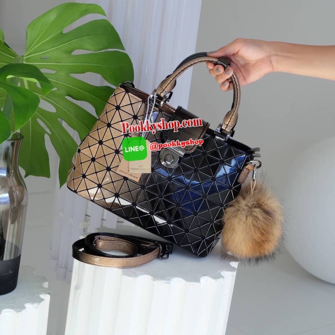 รุ่นขายดีทรงสวย หายากมาเพิ่มแล้วค่ะ!! Mix shade colors !! Tone Black xPeach Limited พิเศษที่ สวยไม่ซ้ำใคร แถมยังลาย หายาก ทรง Handbag น่ารักมาก ค่า ( เนื่องจากสีเฟด ดังนั้นแต่ละใบลายสีอาจจะมีความแตกต่างกัน ) แต่ยังคงสวย แน่นอนค่า ฟรี พวงกุญแจปอมๆ มูลค่า 4