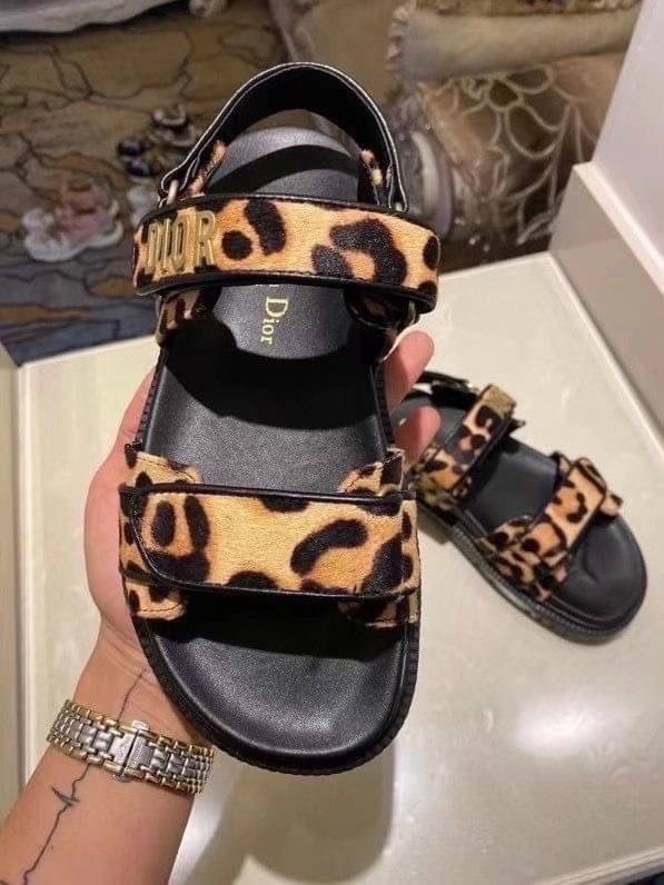 พร้อมส่งรอบ2 รองเท้า DIORACT SANDALรุ่นนี้ใหม่ลายสุดเป็นลายเสือสวยเกร๋มาก ทรงนี้ใส่สบายทุกคนต้องมี ตัวพื้นรองเท้าเป็นสีดำ ตัวสายเป็นลายเสือ ด้านหน้ามีโลโก้Dior สีทอง สวยมากงานปั๊มโลโก้ทุกจุด พลาดแล้วจะเสียใจนะ